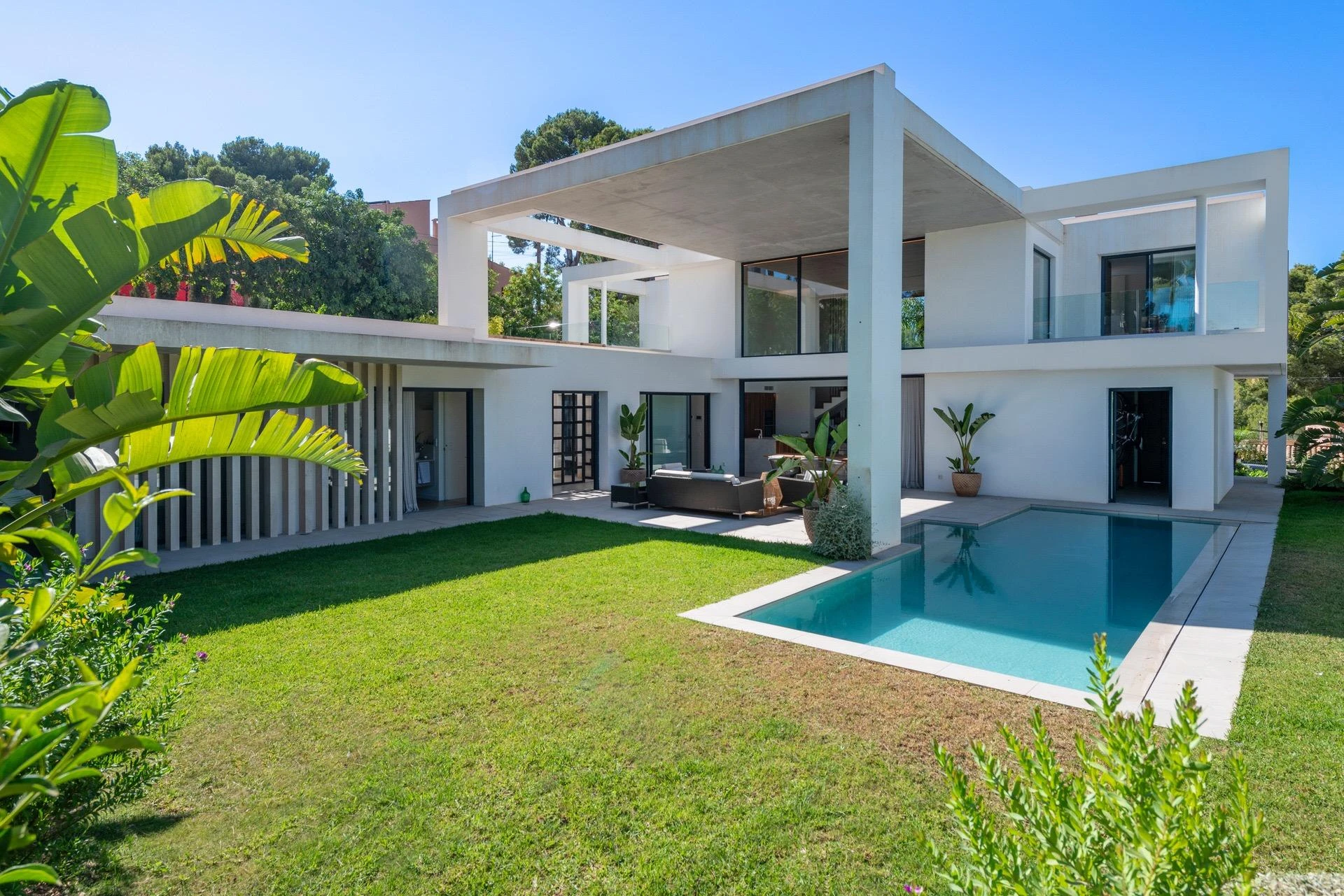 Design, Licht und Komfort in dieser Villa mit großen Außenbereichen in Strandnähe in Santa Ponsa
