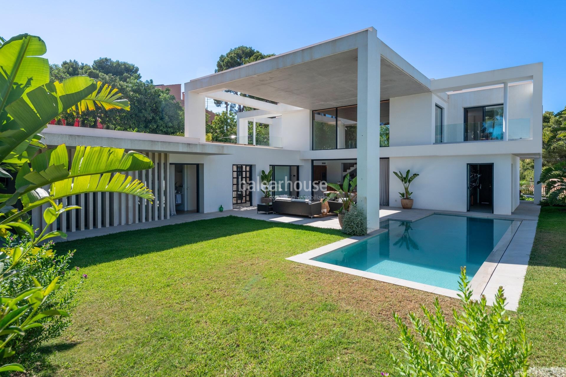 Design, light and comfort in this villa with large outdoor spaces near the beach in Santa Ponsa
