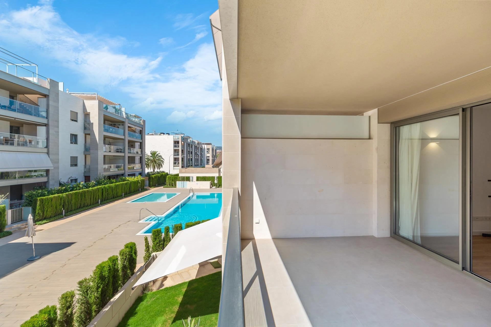 Moderno piso dentro de un cuidado complejo con piscinas y zonas verdes en Palma