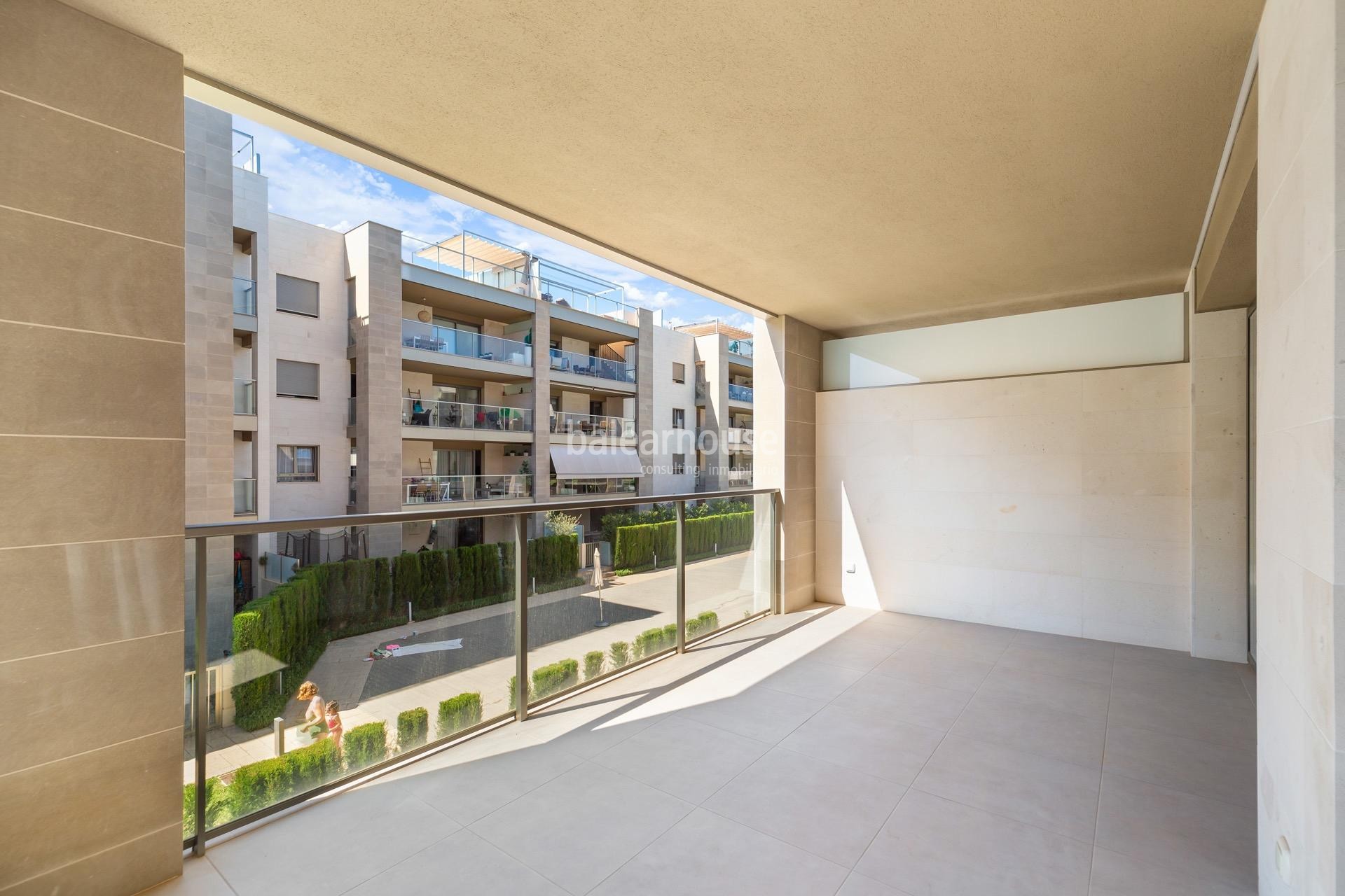 Moderno piso dentro de un cuidado complejo con piscinas y zonas verdes en Palma