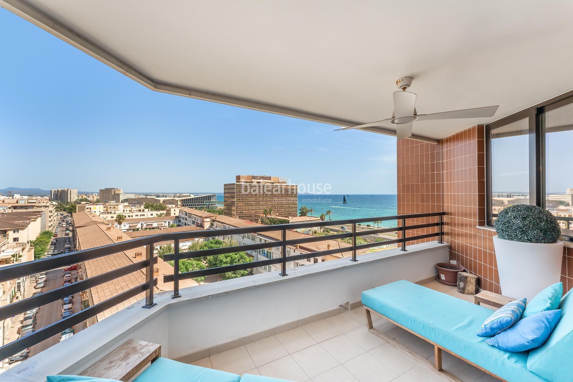 Amplio piso lleno de luz con terraza y vistas al mar entre el Portixol y el centro de Palma.