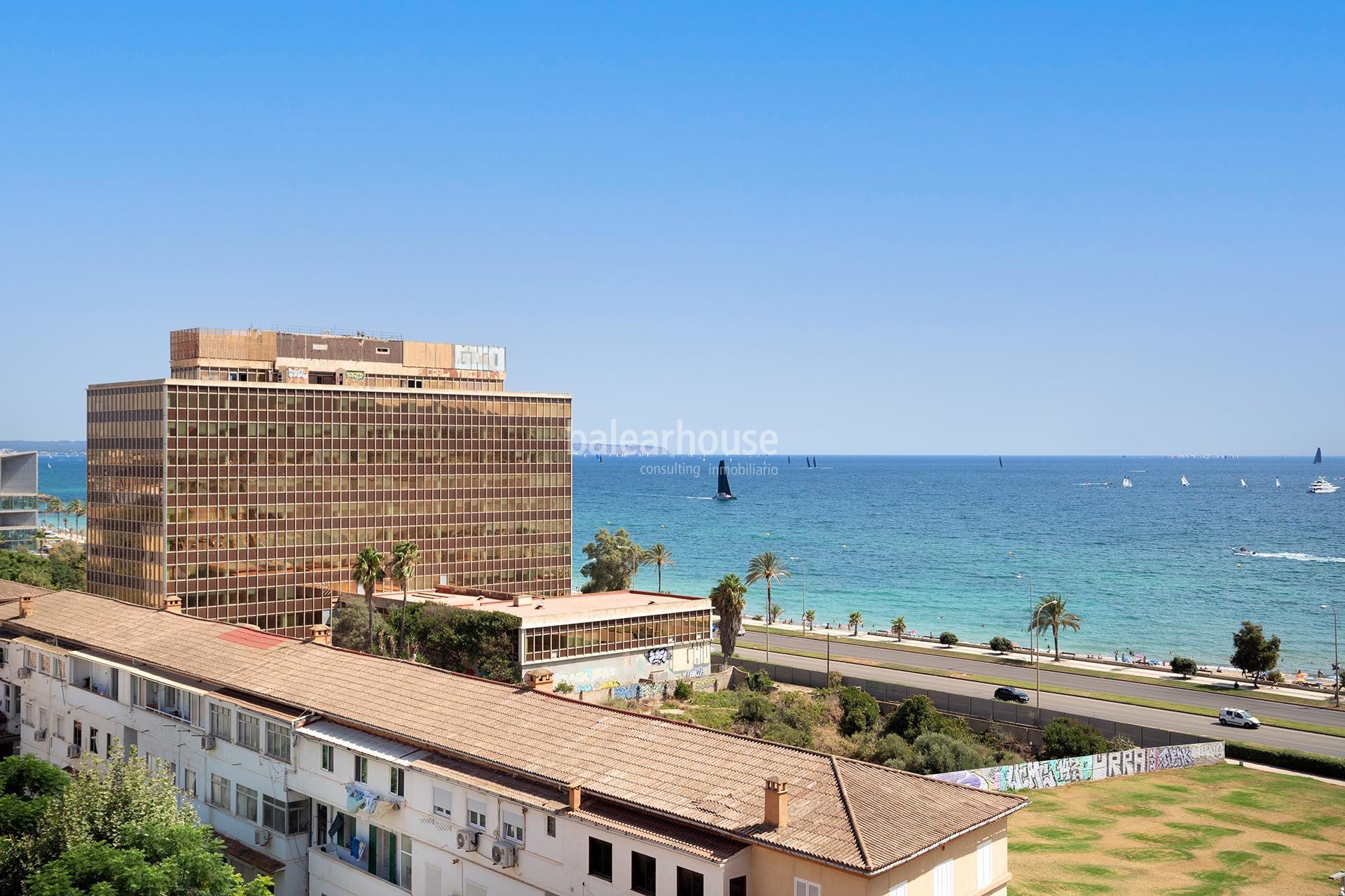 Amplio piso lleno de luz con terraza y vistas al mar entre el Portixol y el centro de Palma.