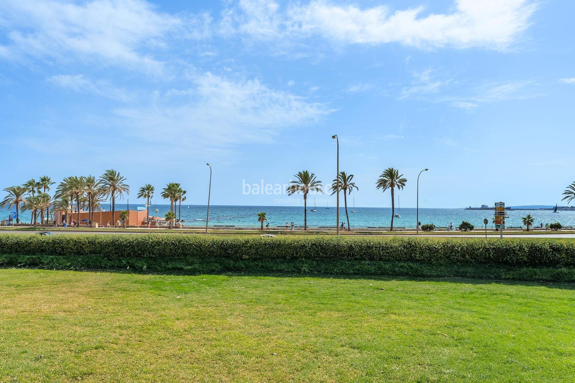 Amplio piso lleno de luz con terraza y vistas al mar entre el Portixol y el centro de Palma.