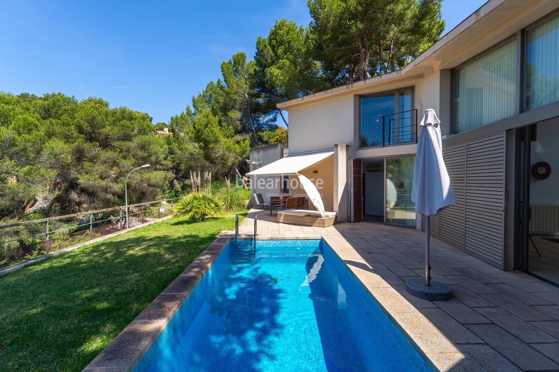 Amplia villa de diseño con gran terraza, piscina y cerca de la playa en Costa de la Calma