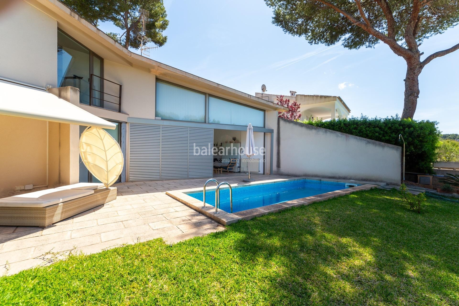 Amplia villa de diseño con gran terraza, piscina y cerca de la playa en Costa de la Calma