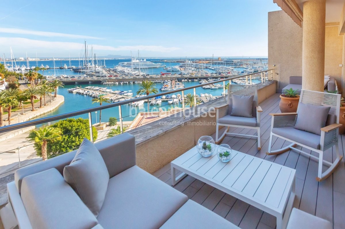 Stunning views over the marina and the bay of Palma from this exclusive duplex penthouse.