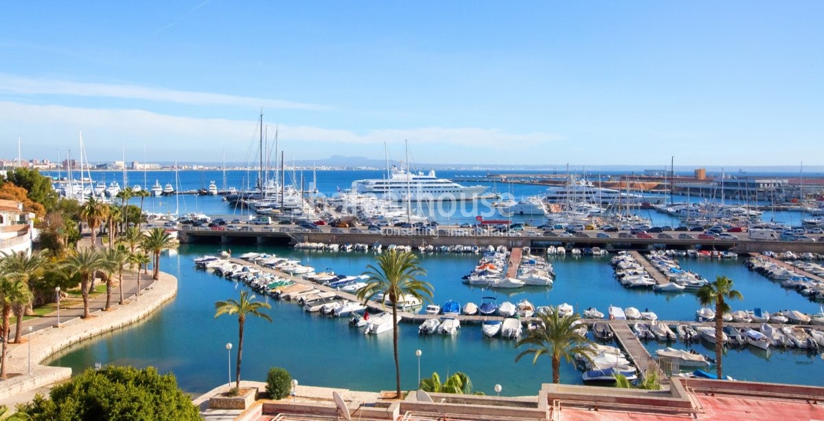 Stunning views over the marina and the bay of Palma from this exclusive duplex penthouse.