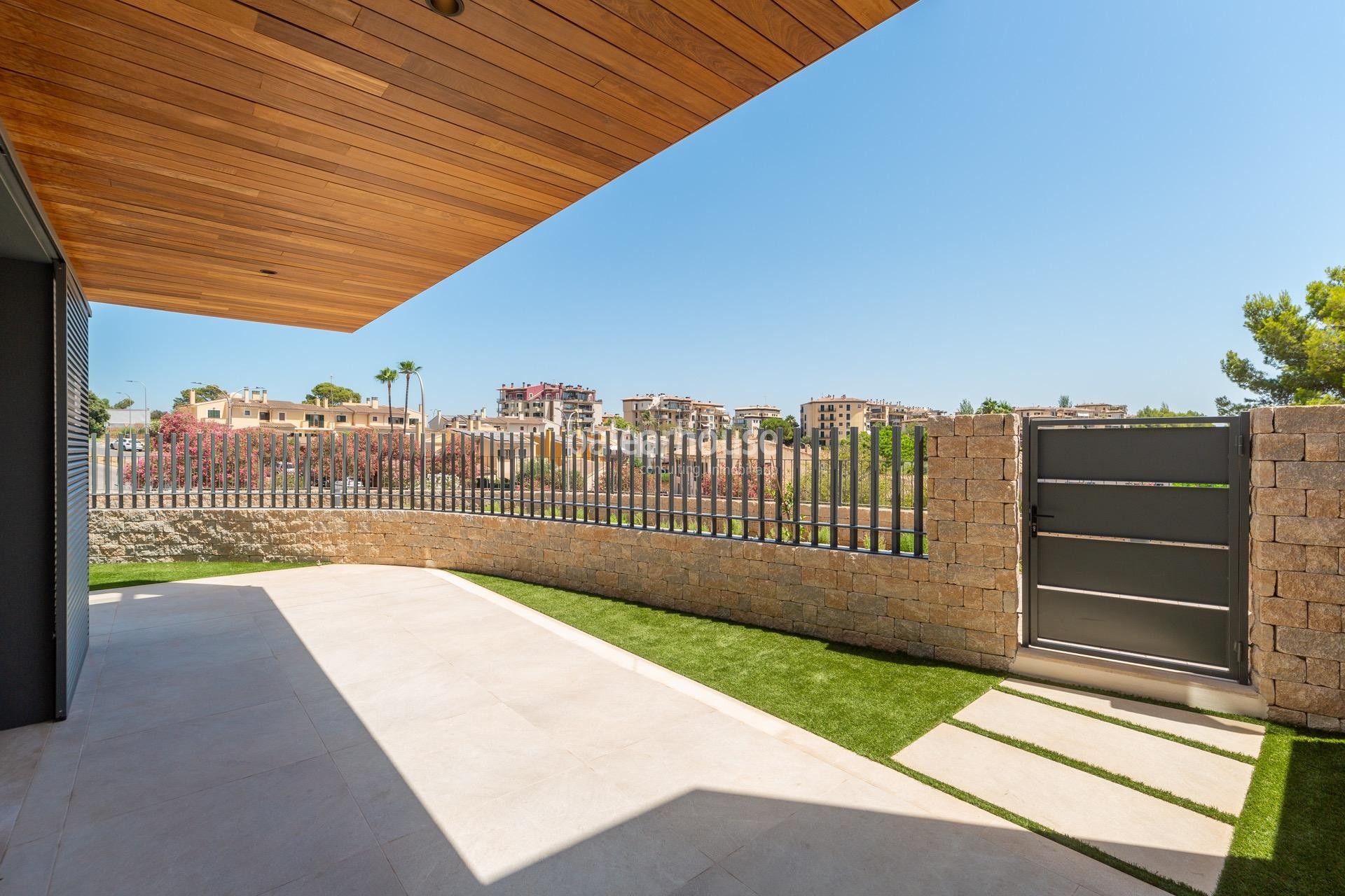 Moderna villa a estrenar con jardín y terrazas en un cuidado complejo con piscina en Sa Teulera