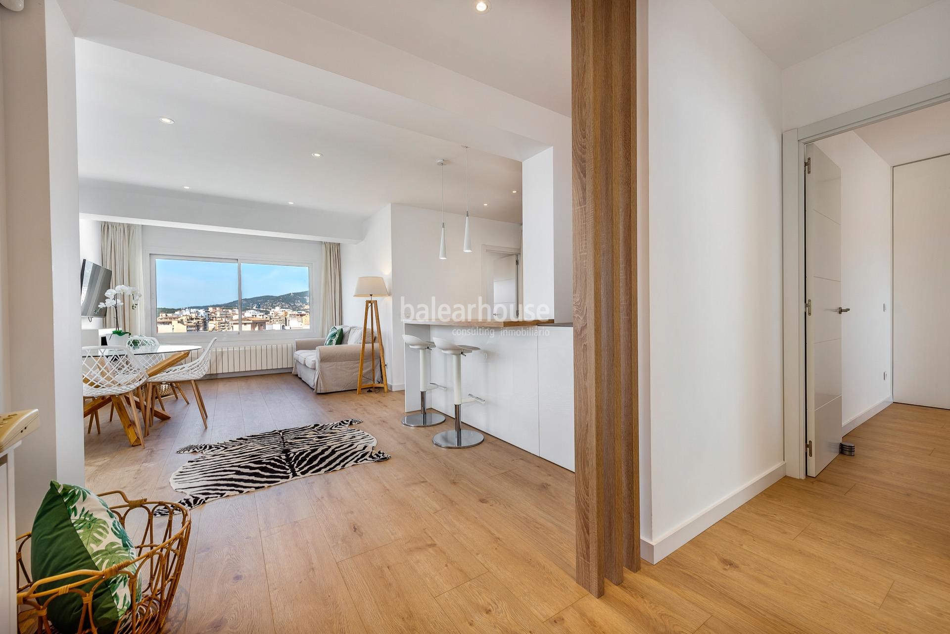 Bright renovated penthouse with beautiful modern design and large terrace in the center of Palma