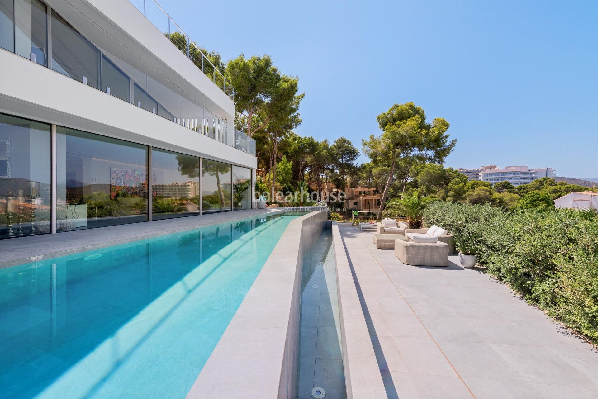 Splendida modern design villa with high qualities at a short distance from the beach in Cala Vinyes