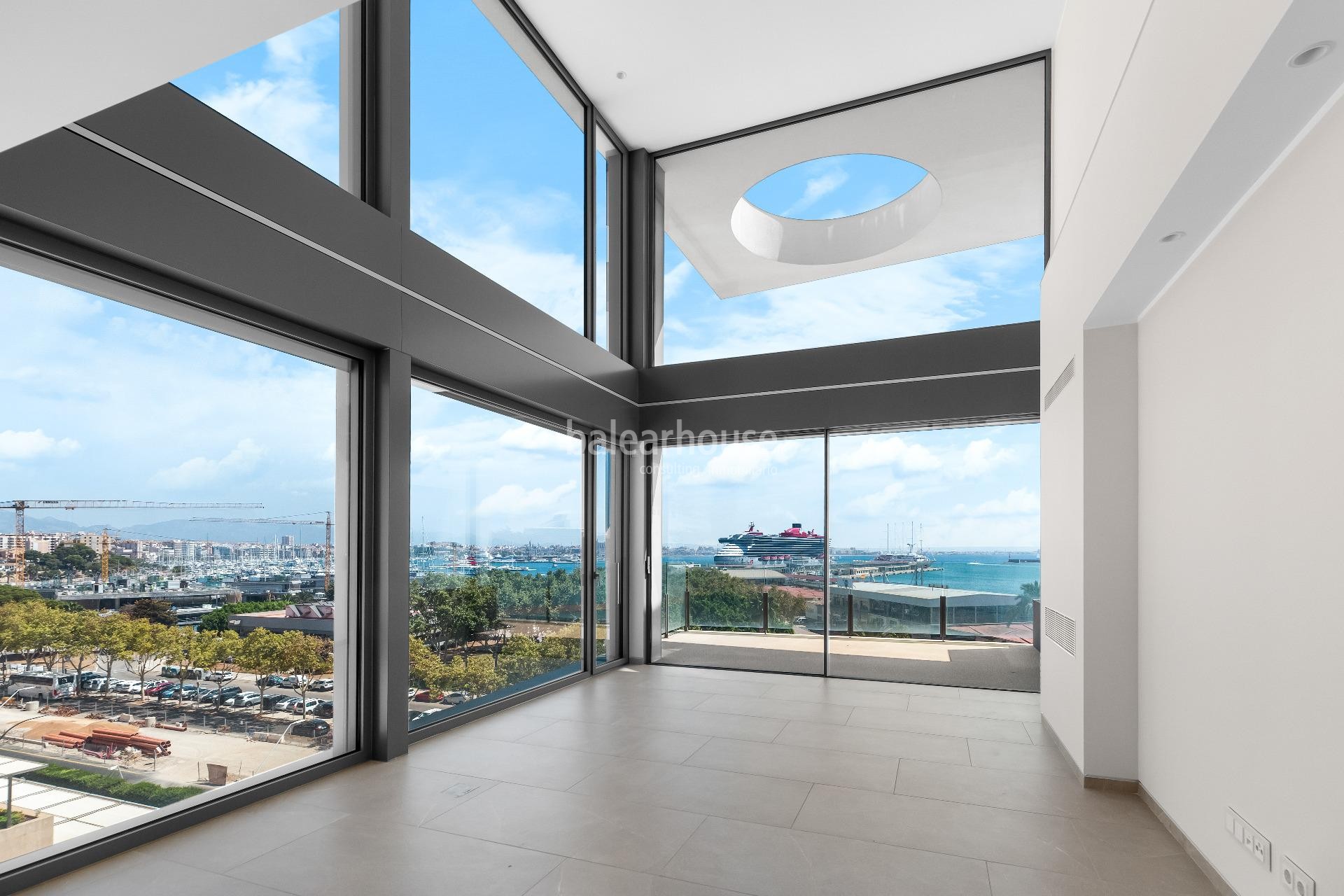 Atemberaubendes, neu gebautes Penthouse mit Terrasse am Meer, privatem Pool und Blick auf die Stadt