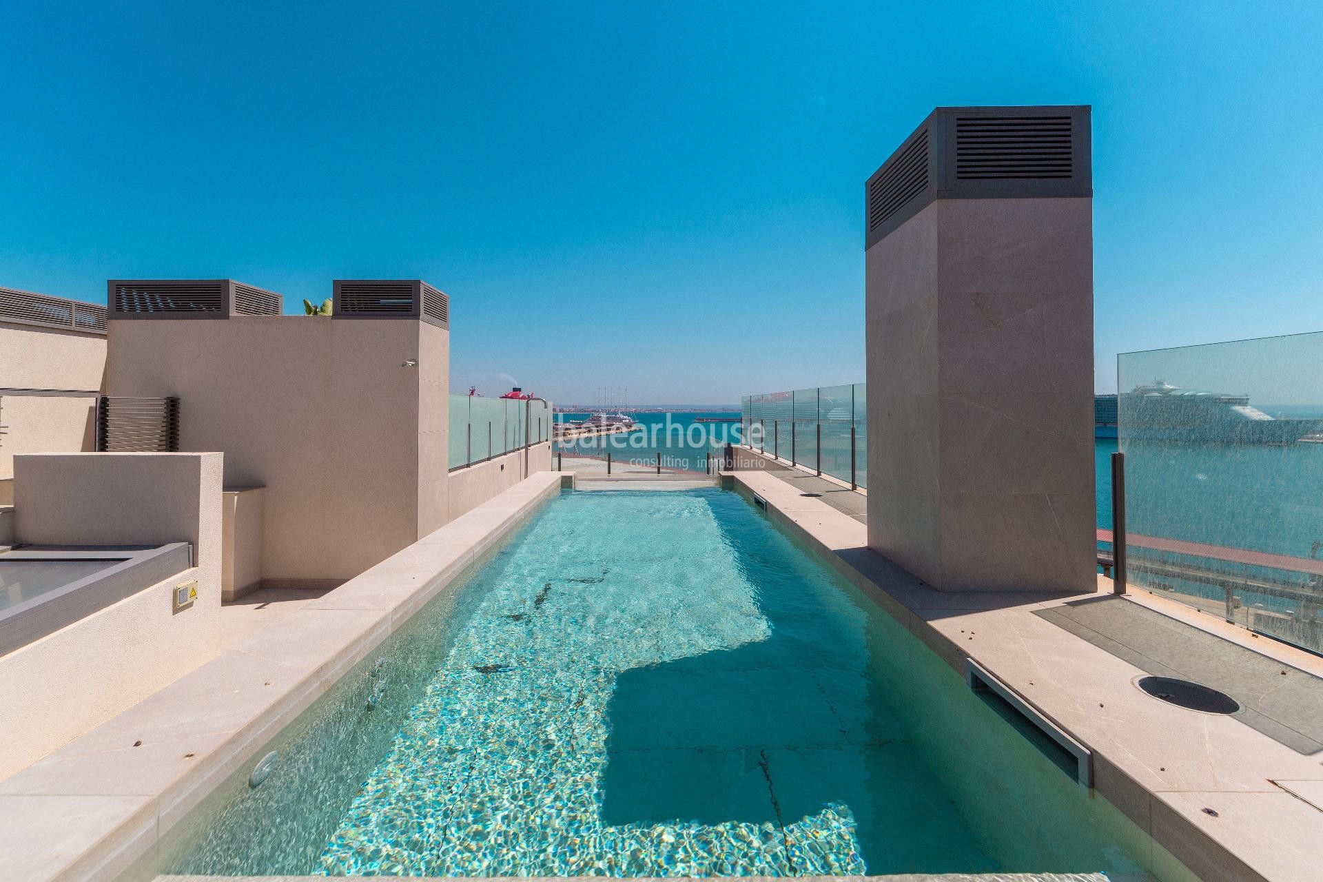 Espectacular ático de obra nueva frente al mar con terraza y piscina privada en el Paseo Marítimo