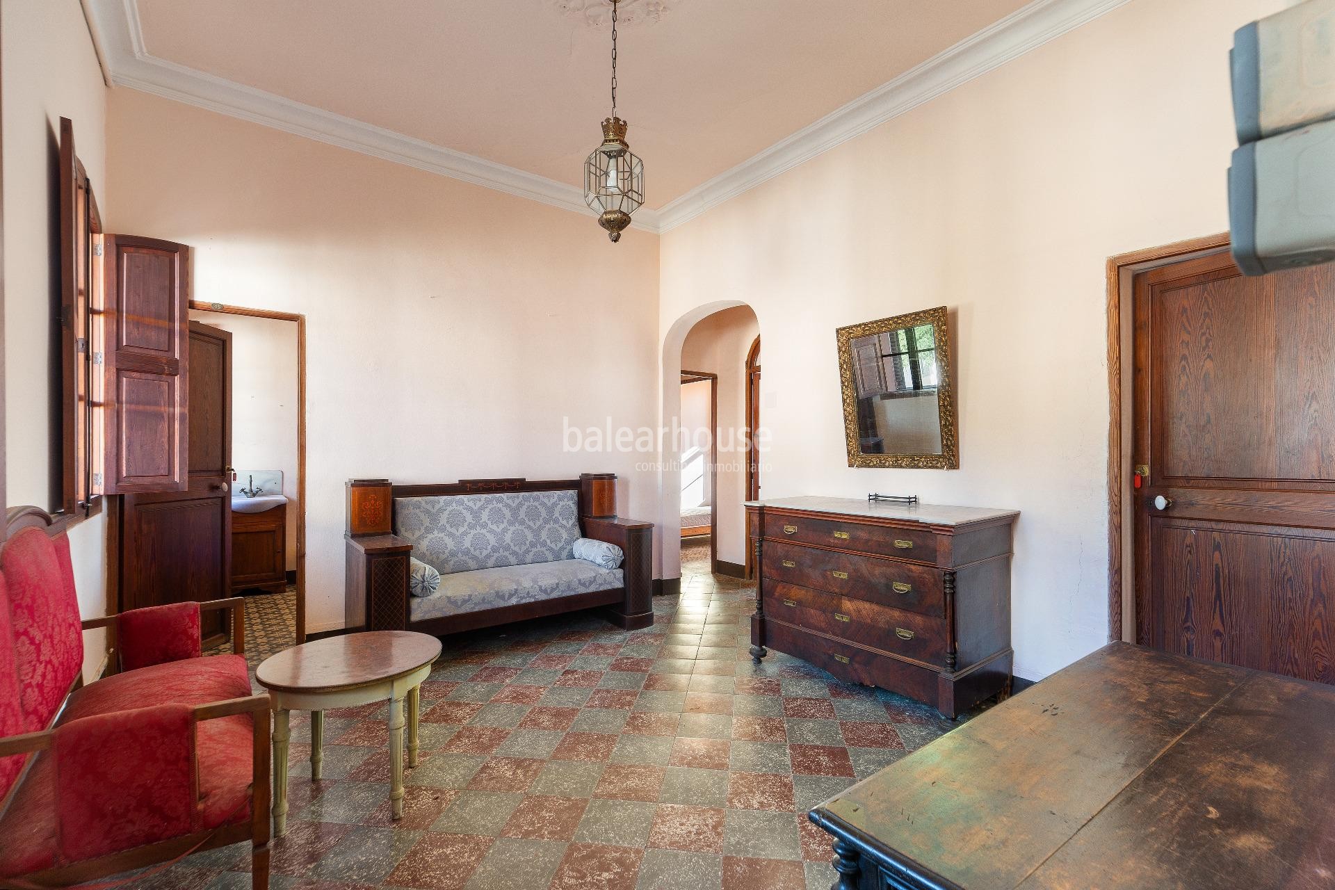 Unique traditional Mallorcan house with enormous hotel potential in El Terreno