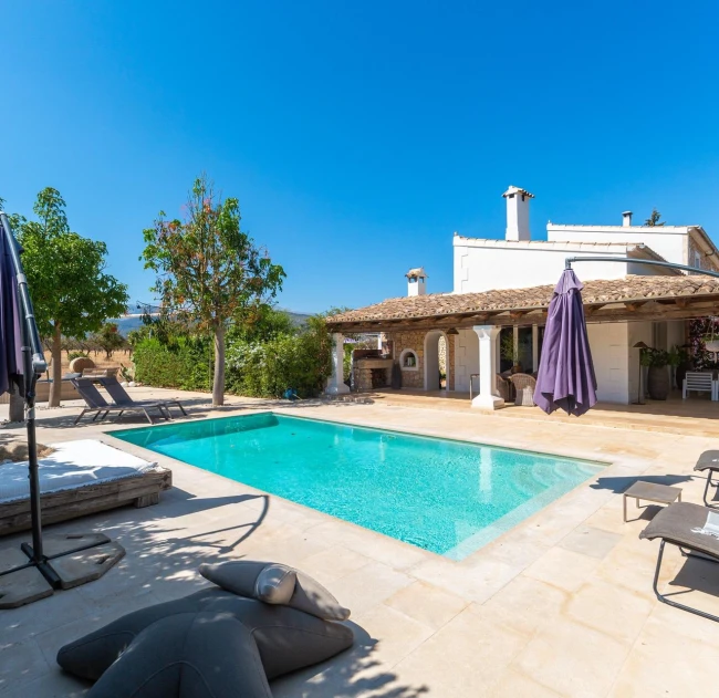 Moderna finca rústica con extenso terreno y preciosas vistas a la montaña en el centro de Mallorca