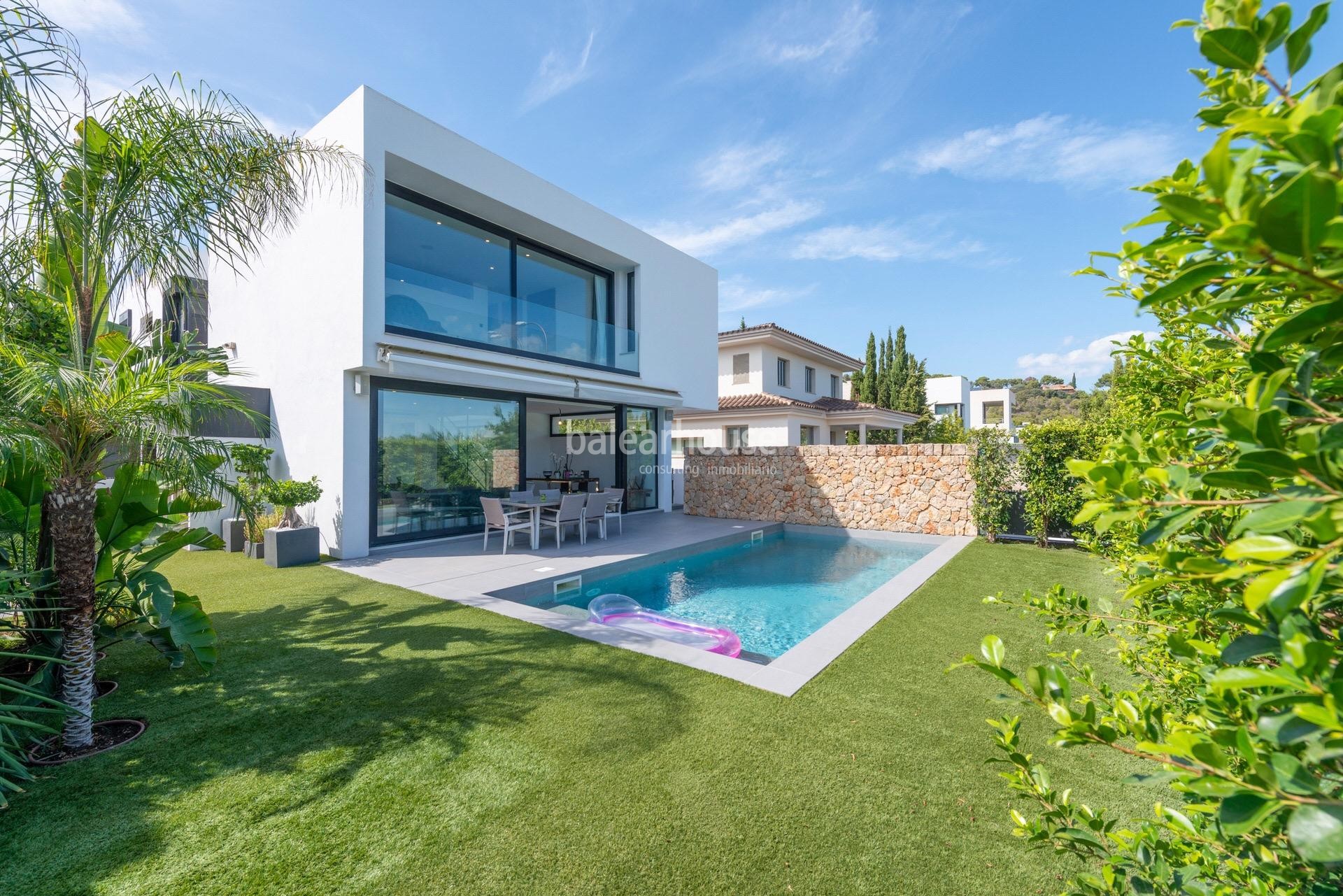 Fabulosa villa de diseño rodeada de naturaleza con gran jardín y vistas a la bahía de Palma