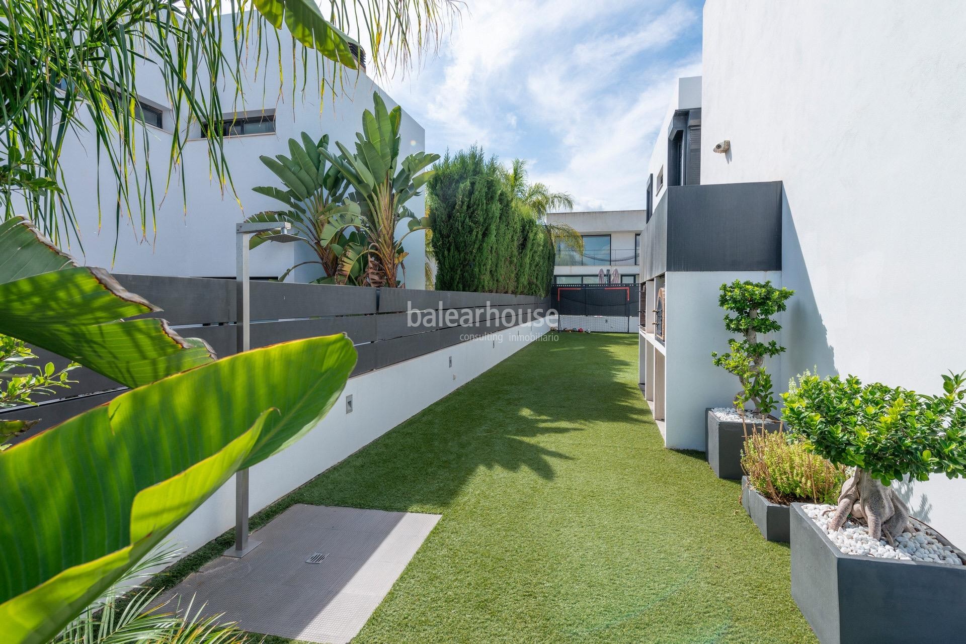 Fabulosa villa de diseño rodeada de naturaleza con gran jardín y vistas a la bahía de Palma