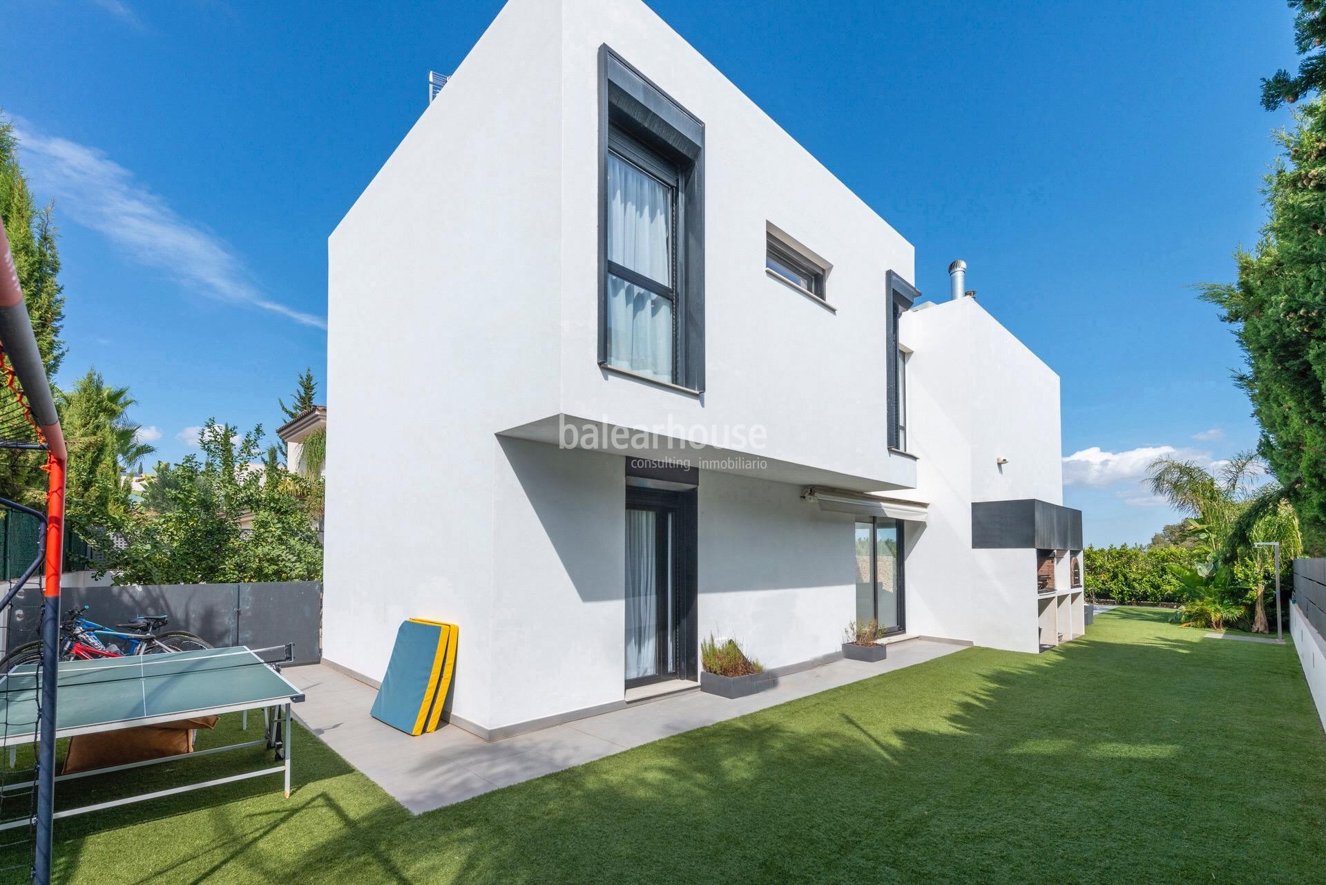 Fabulosa villa de diseño rodeada de naturaleza con gran jardín y vistas a la bahía de Palma