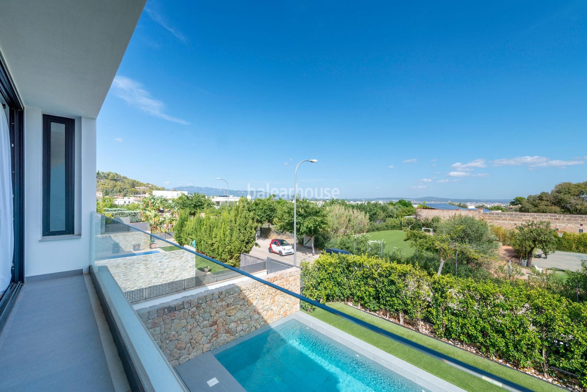 Fabulosa villa de diseño rodeada de naturaleza con gran jardín y vistas a la bahía de Palma