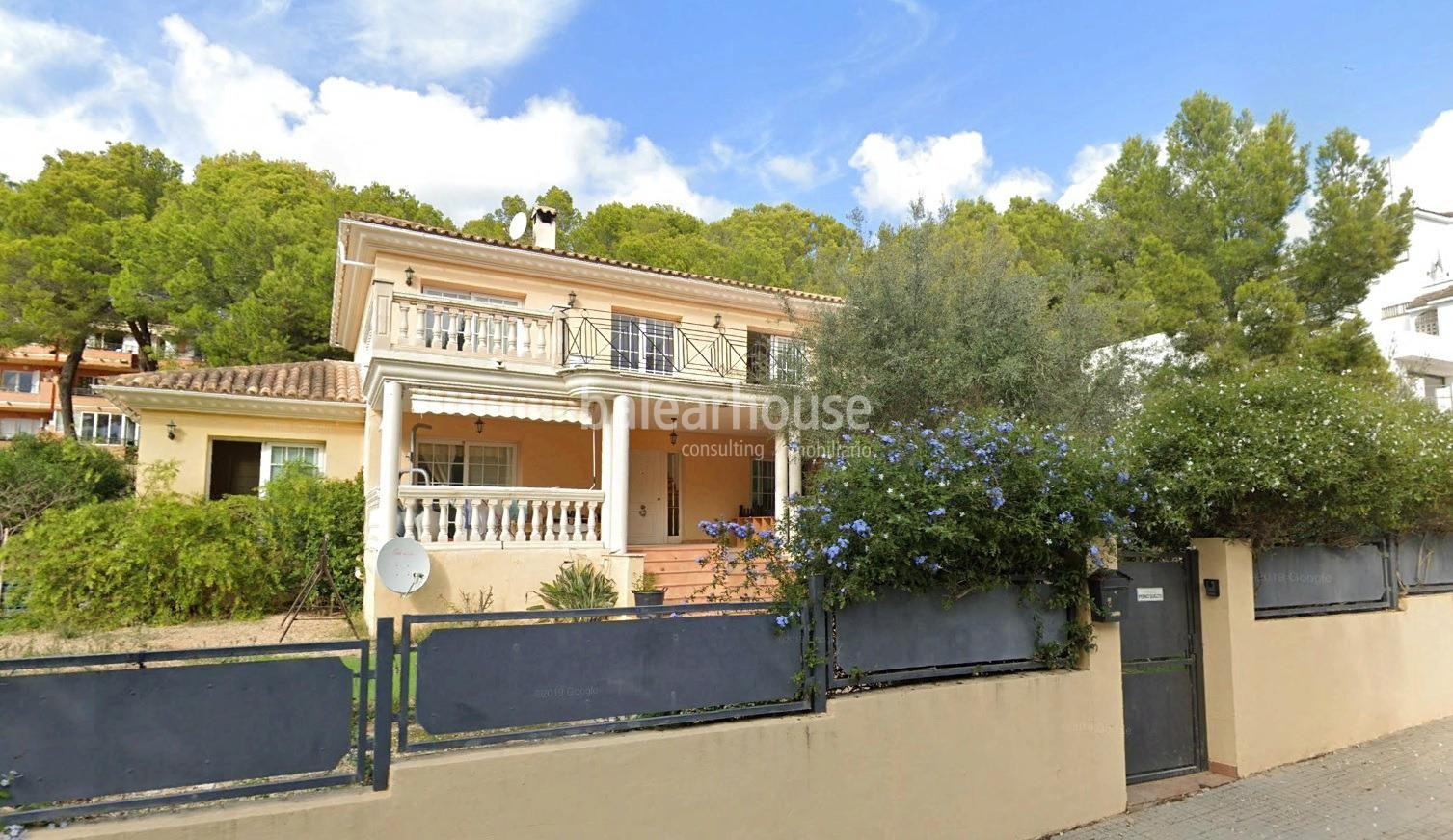 Schöne mediterrane Villa mit großen Außenflächen und neben dem Strand in Santa Ponsa