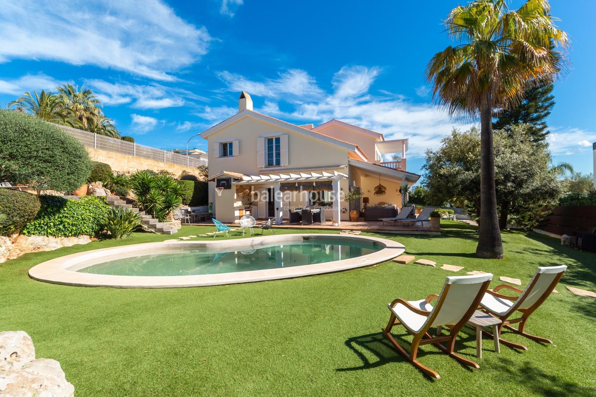 Spacious Mediterranean villa in Santa Ponsa open to terraces and large gardens with swimming pool