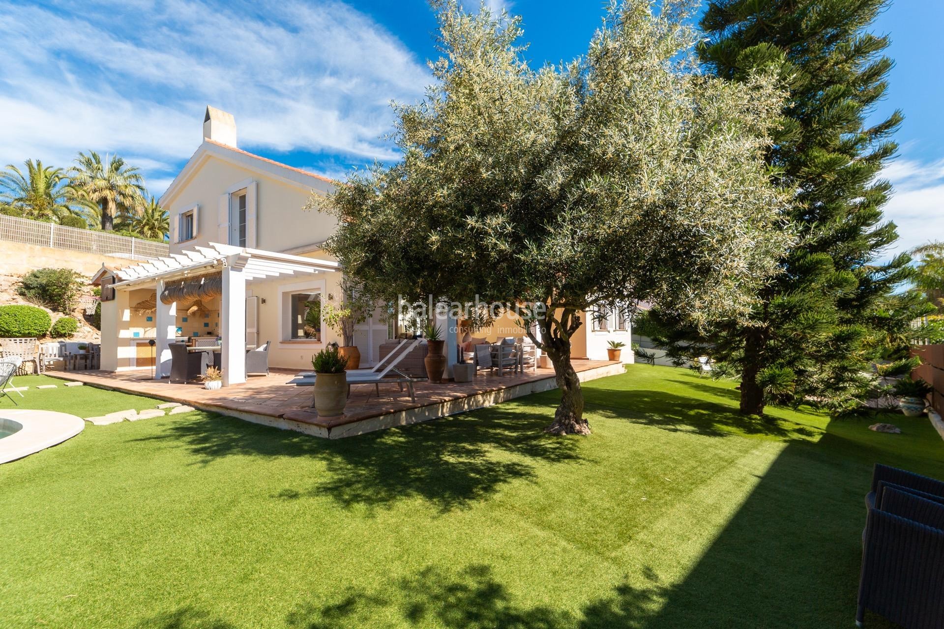 Geräumige mediterrane Villa in Santa Ponsa, offen zu Terrassen und großen Gärten mit Pool