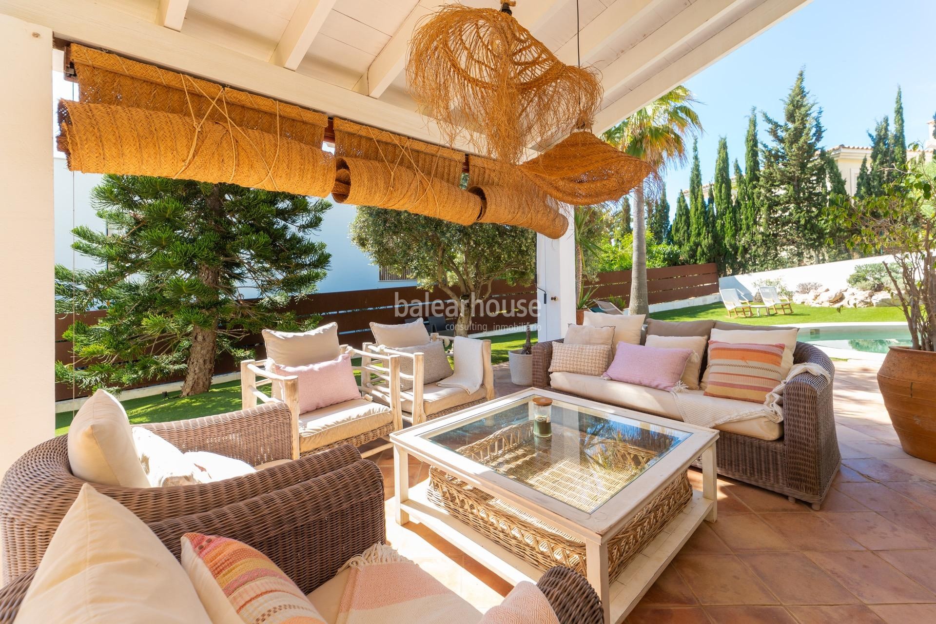 Spacious Mediterranean villa in Santa Ponsa open to terraces and large gardens with swimming pool