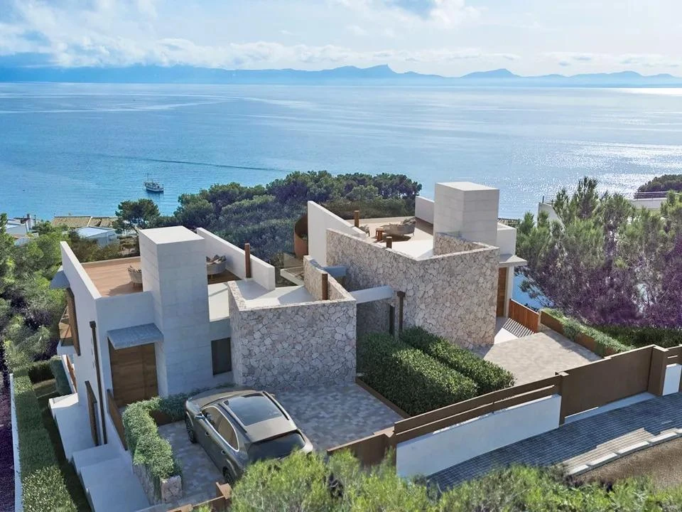 Modern newly built villa in Alcudia with unobstructed sea views, solarium, swimming pool and garden