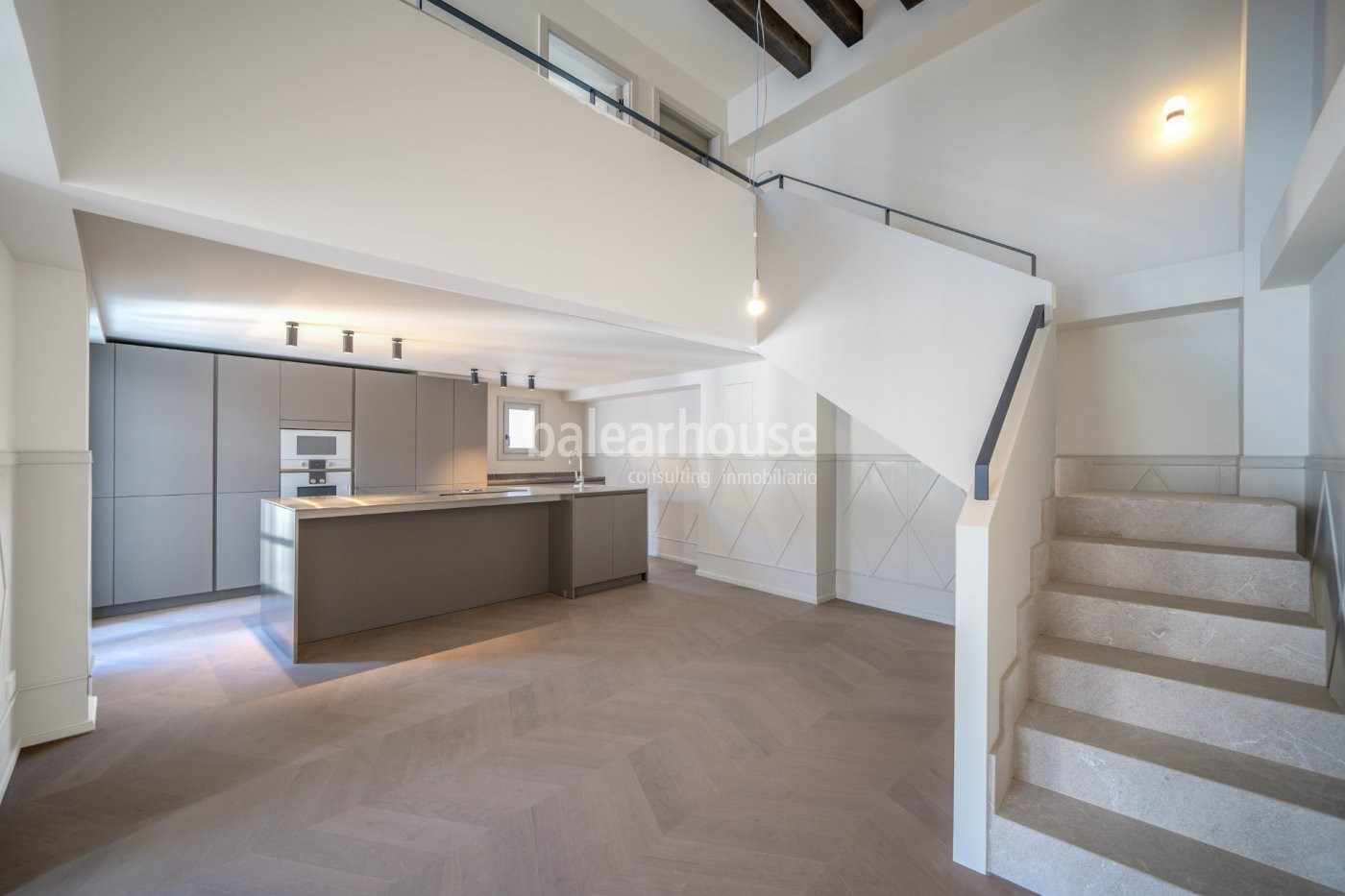 Excellent newly built penthouse with an elegant light-filled design in the historic centre of Palma.