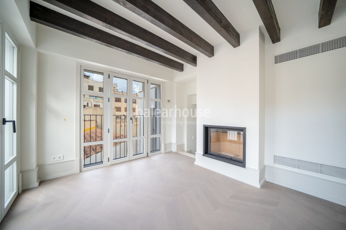 Excellent newly built penthouse with an elegant light-filled design in the historic centre of Palma.