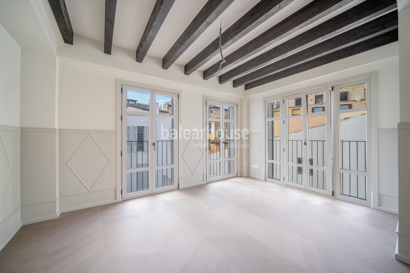 Excellent newly built penthouse with an elegant light-filled design in the historic centre of Palma.