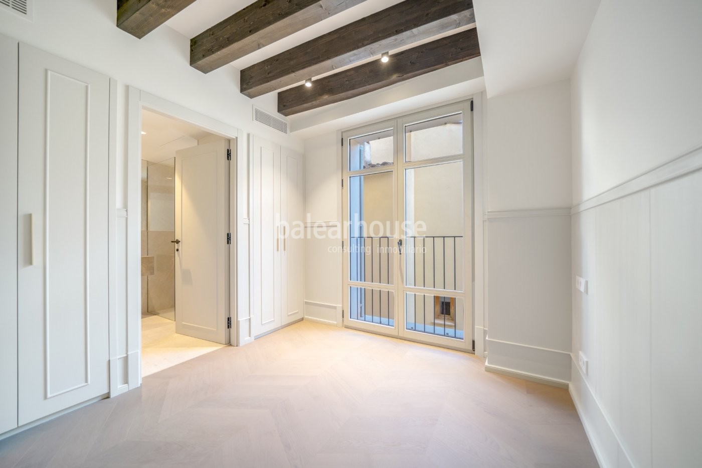 Excellent newly built penthouse with an elegant light-filled design in the historic centre of Palma.