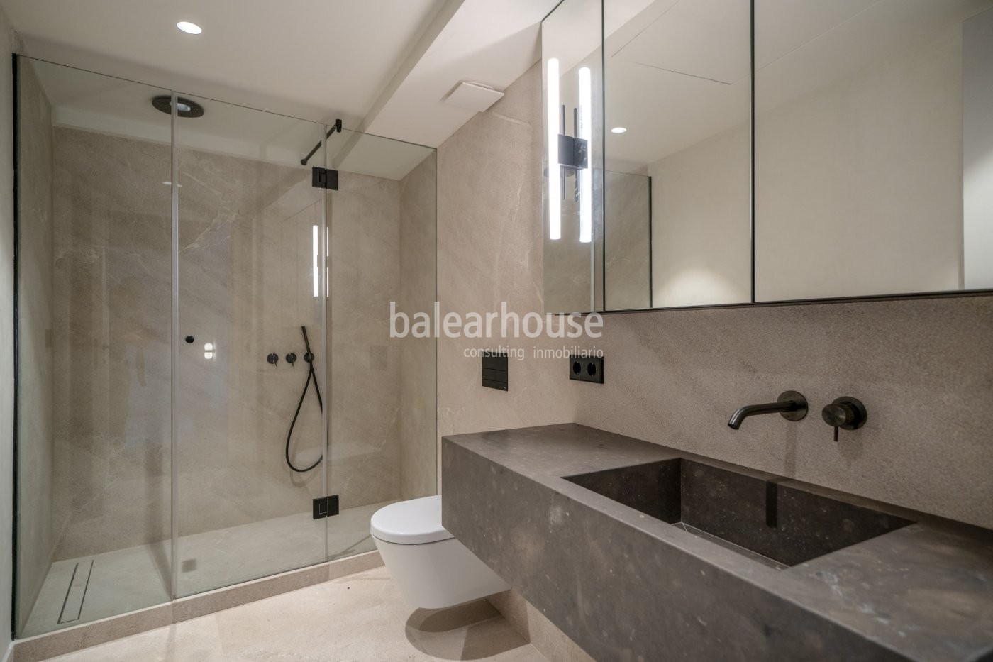 Excellent newly built penthouse with an elegant light-filled design in the historic centre of Palma.