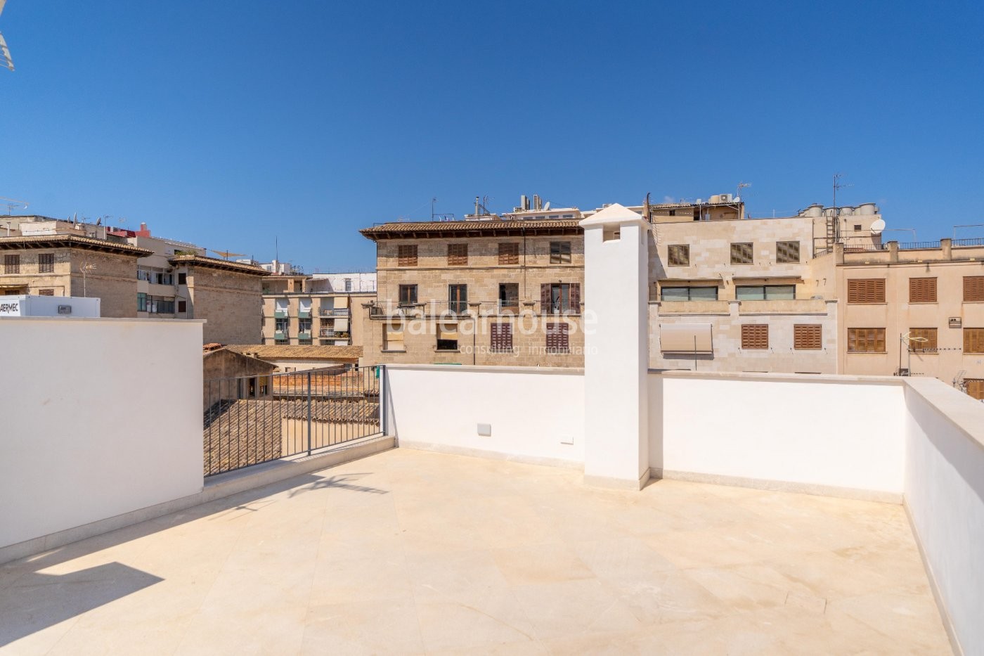 Excellent newly built penthouse with an elegant light-filled design in the historic centre of Palma.