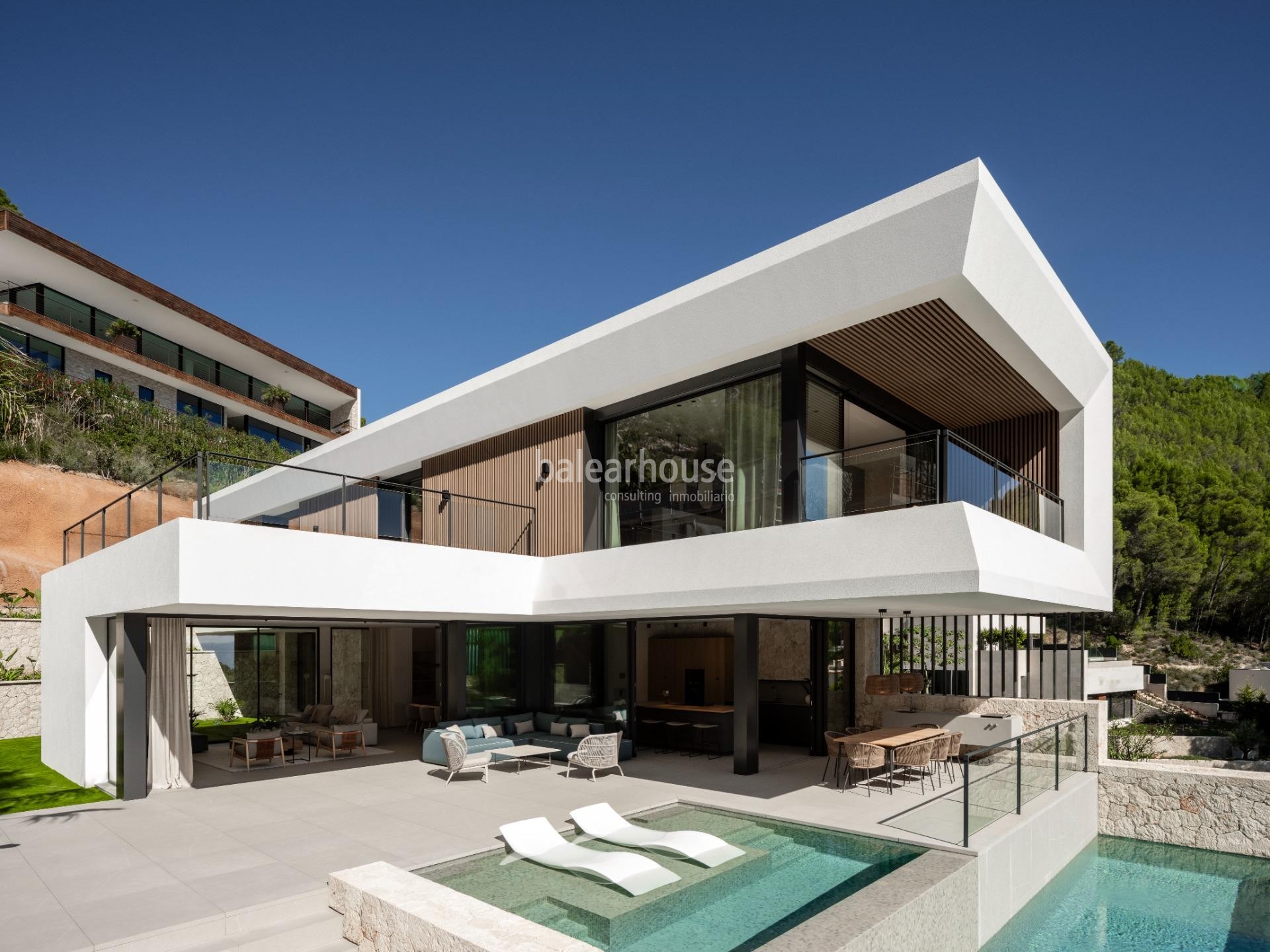 Villa with modern architecture and design with great views of Palma and the mountains in Son Vida