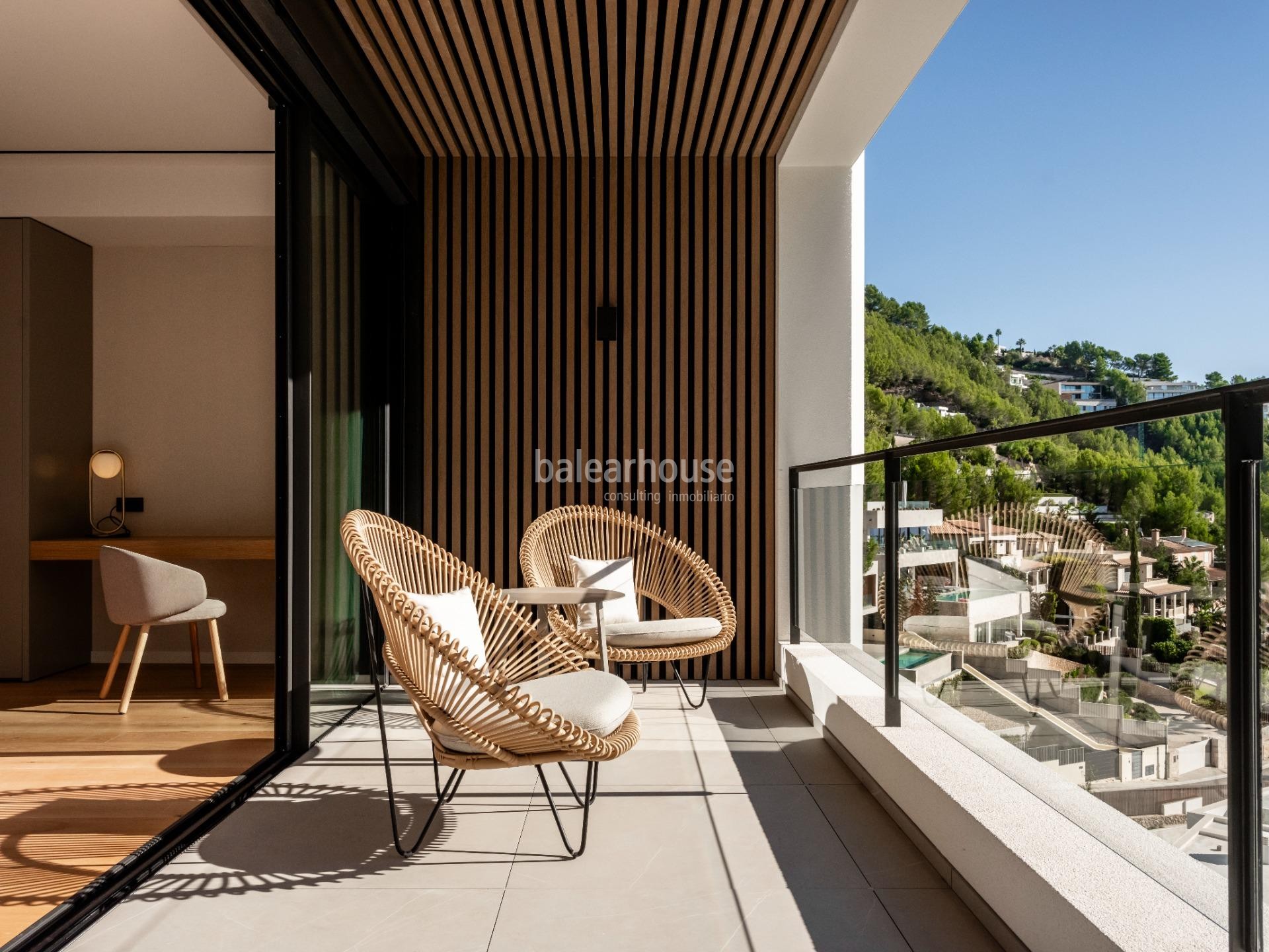 Villa de moderna arquitectura y diseño con grandes vistas a Palma y a las montañas en Son Vida