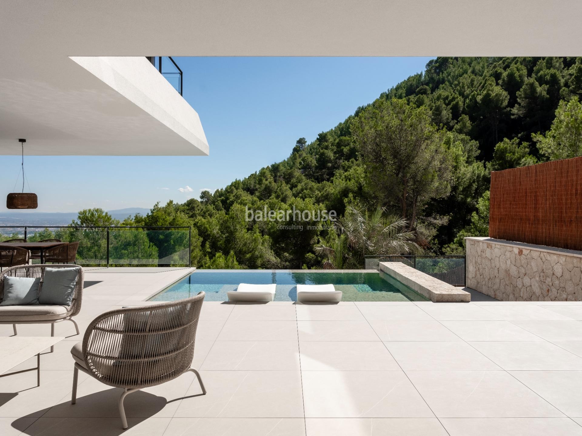 Villa with modern architecture and design with great views of Palma and the mountains in Son Vida