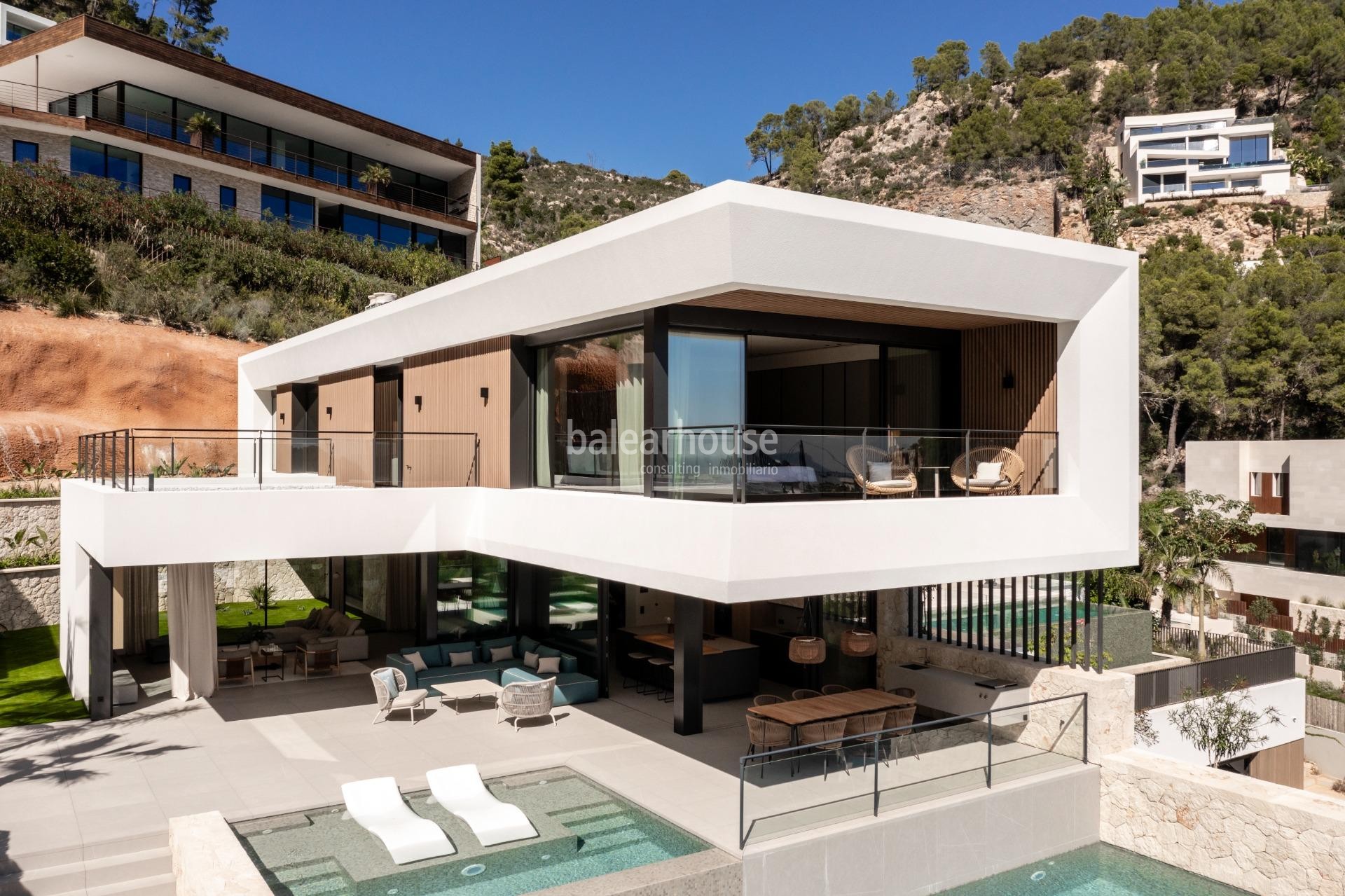 Villa with modern architecture and design with great views of Palma and the mountains in Son Vida