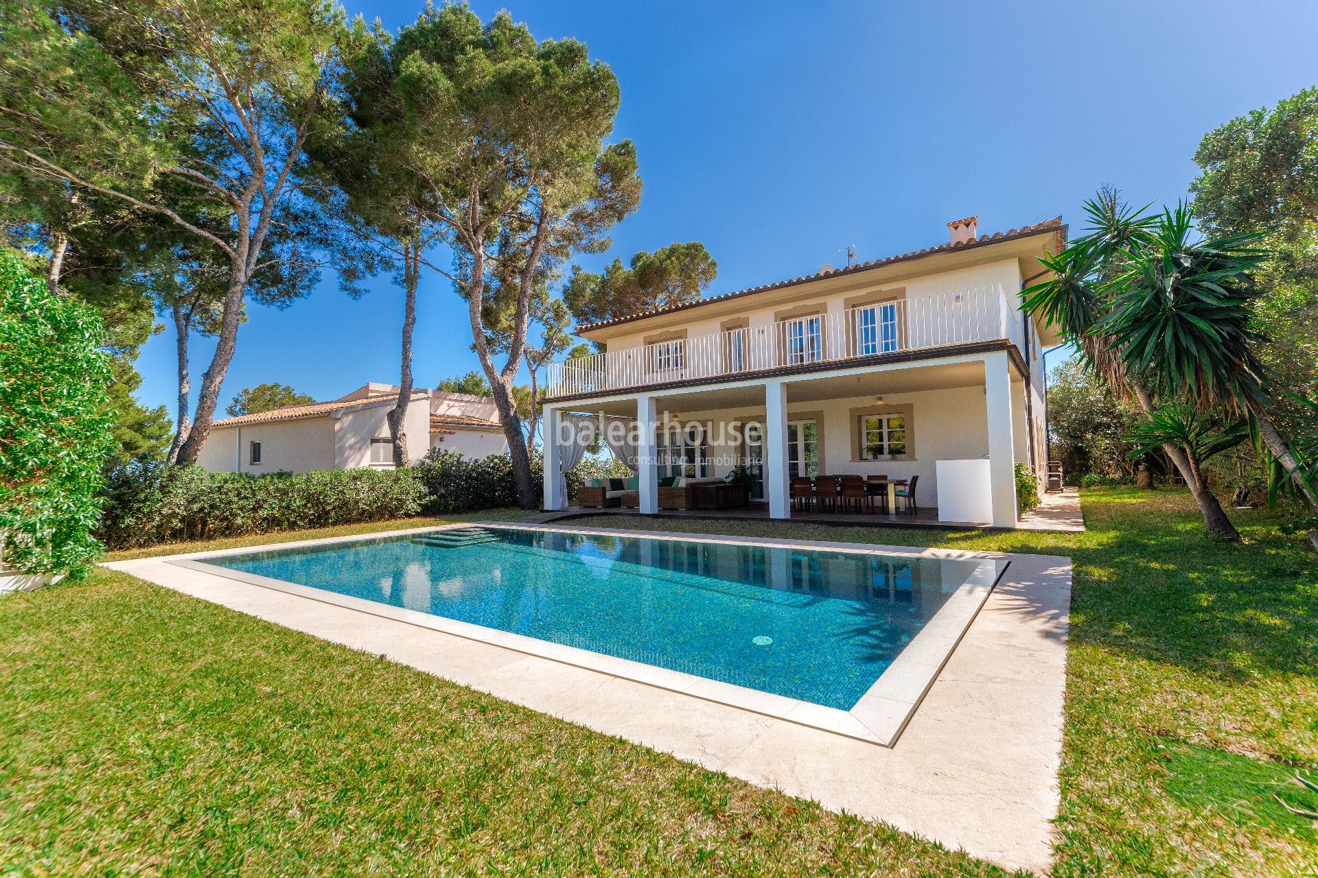 Villa de estilo mediterráneo con vistas al mar perfecta para familias en Costa den Blanes