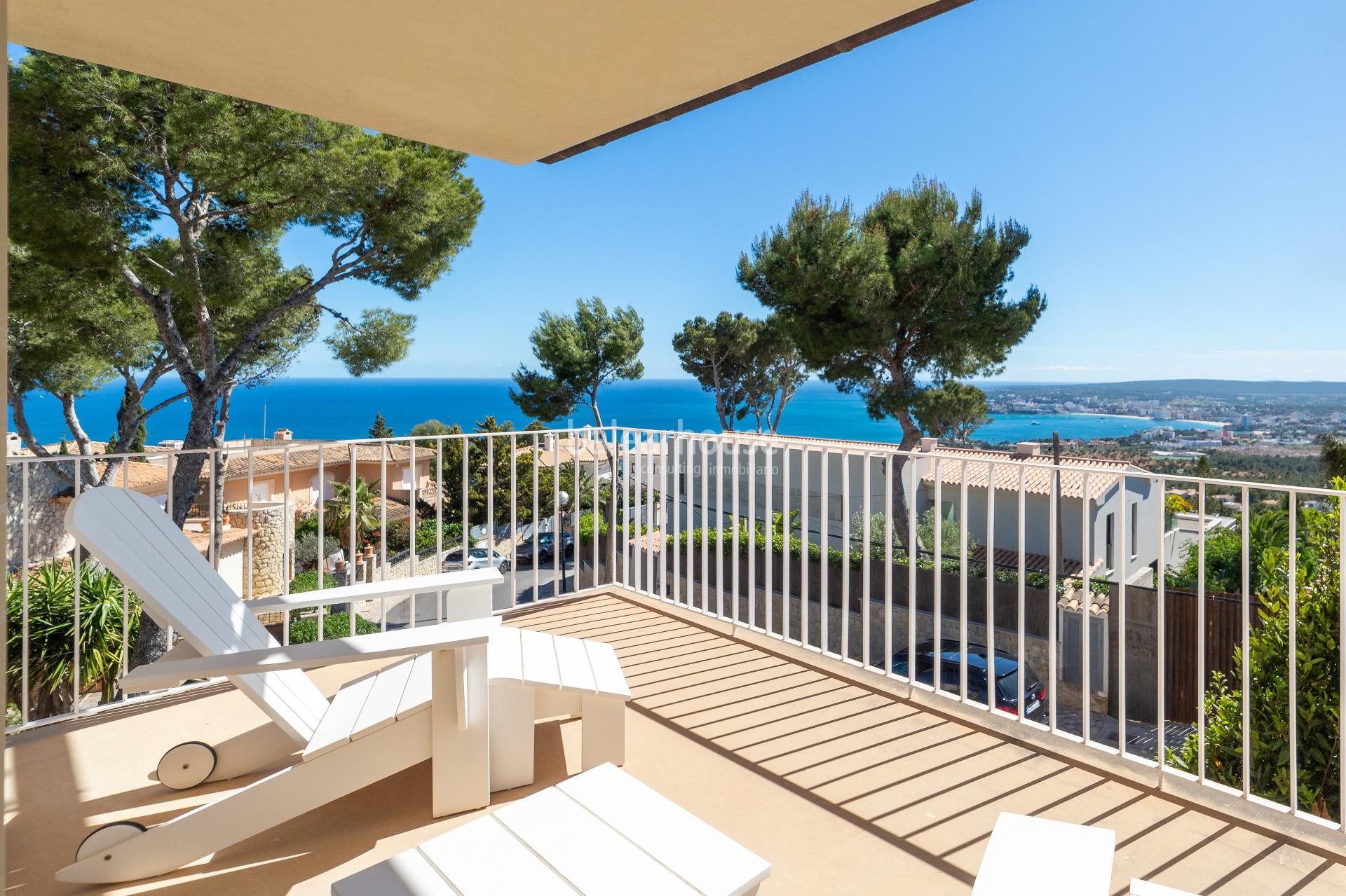 Villa de estilo mediterráneo con vistas al mar perfecta para familias en Costa den Blanes