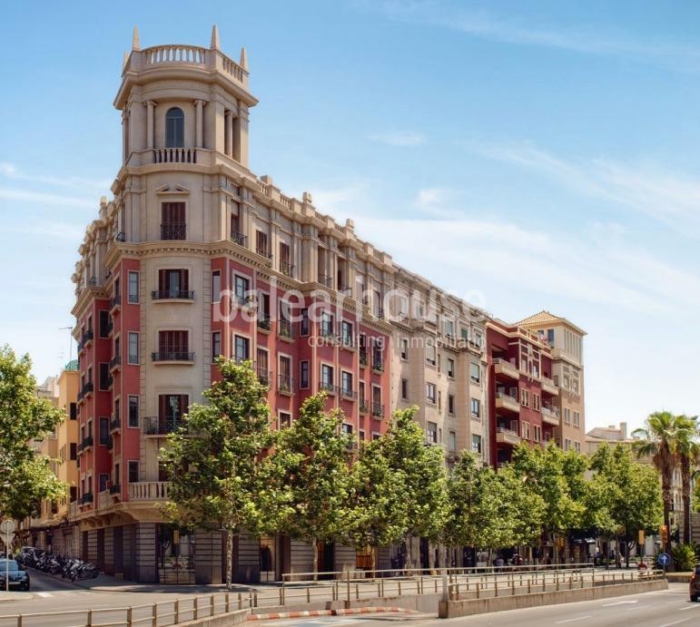 Excelente inversión: elegante edificio restaurado de viviendas en el centro de Palma y cerca del mar