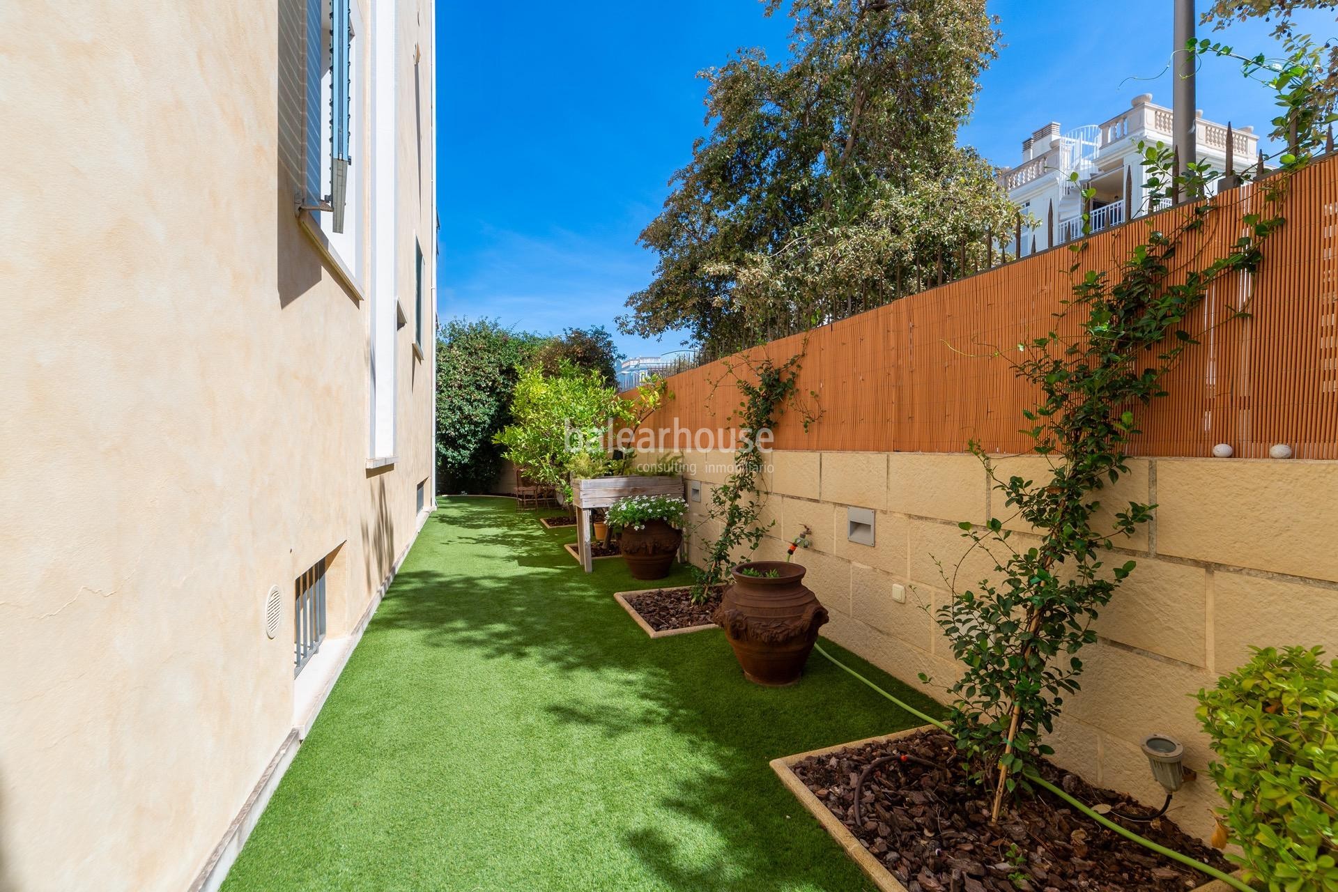 Excelente casa junto a la playa en Palma con cuidados exteriores de terrazas, jardín y piscina