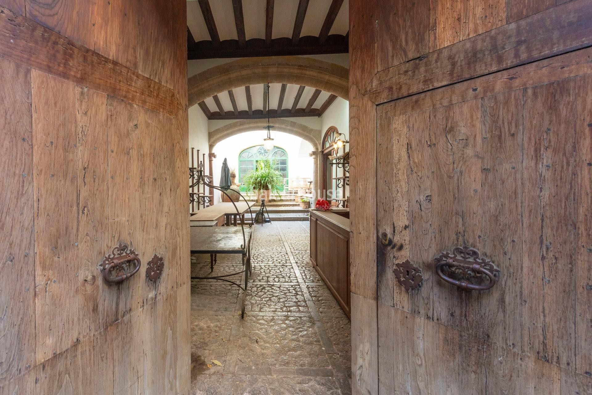 The splendor of history in this great house with spectacular mountain views in Sóller.