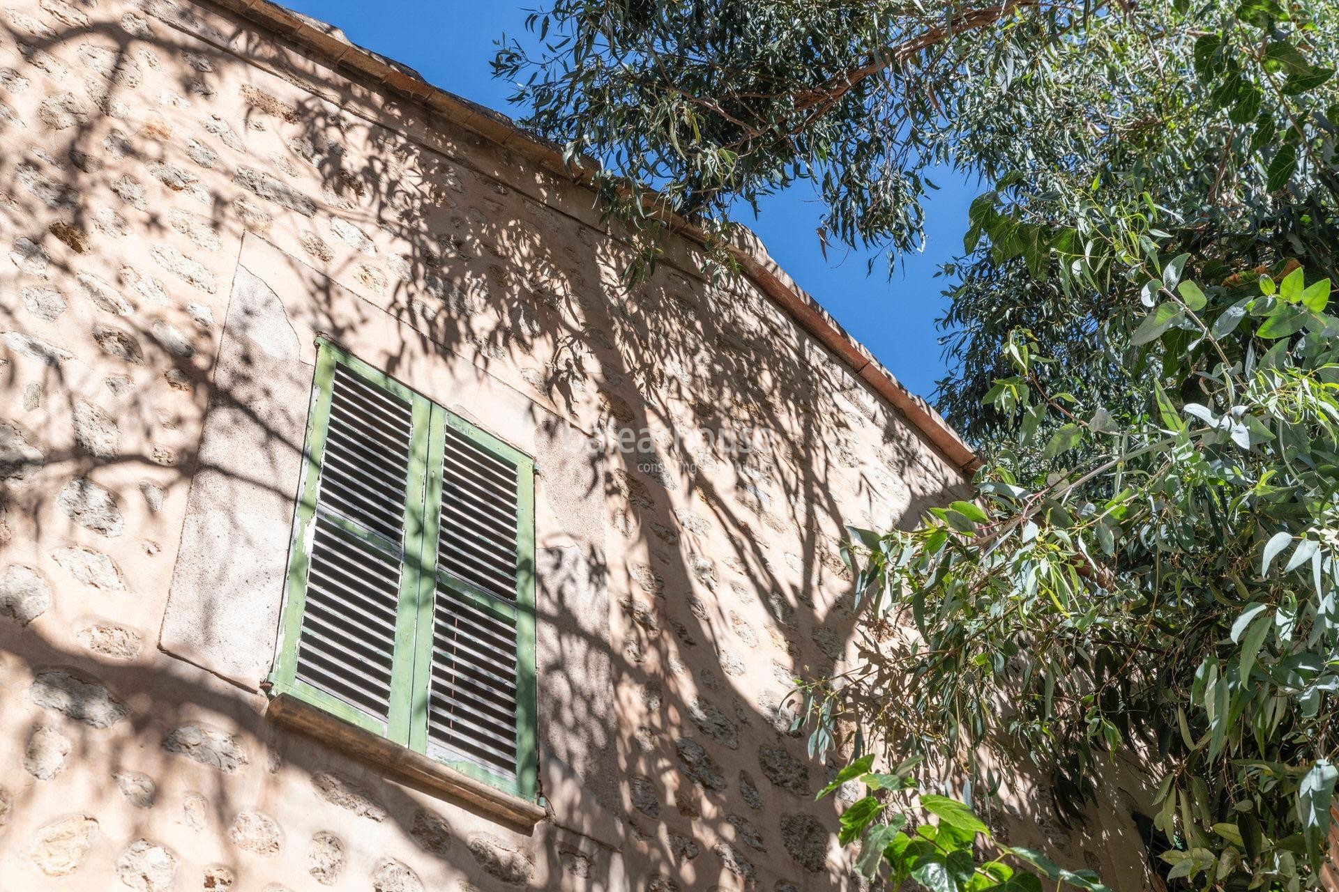 The splendor of history in this great house with spectacular mountain views in Sóller.