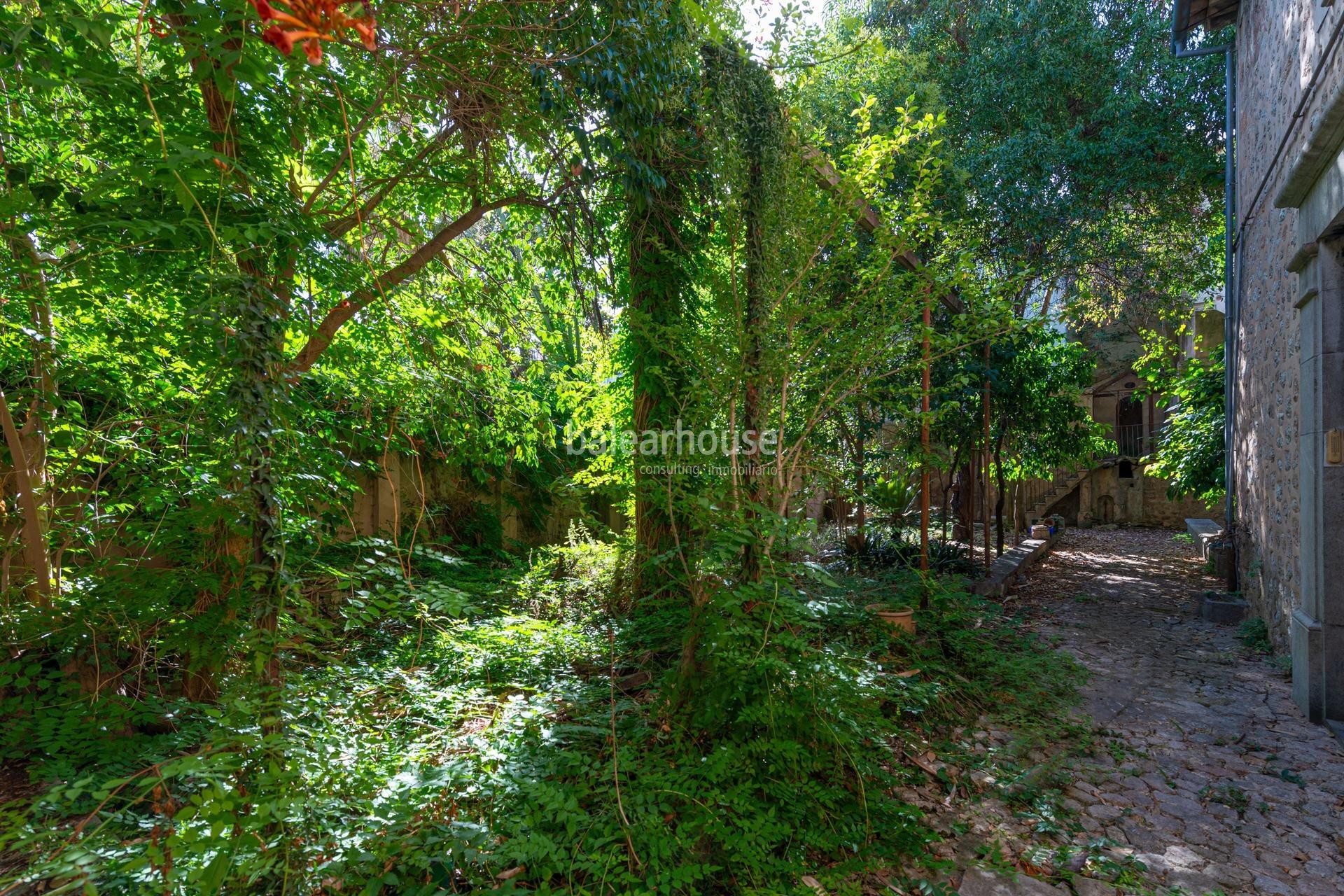 The splendor of history in this great house with spectacular mountain views in Sóller.