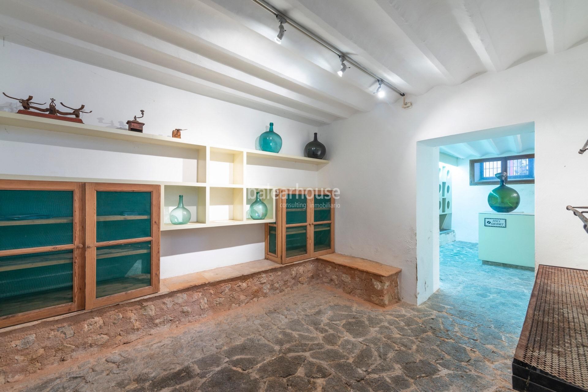 The splendor of history in this great house with spectacular mountain views in Sóller.