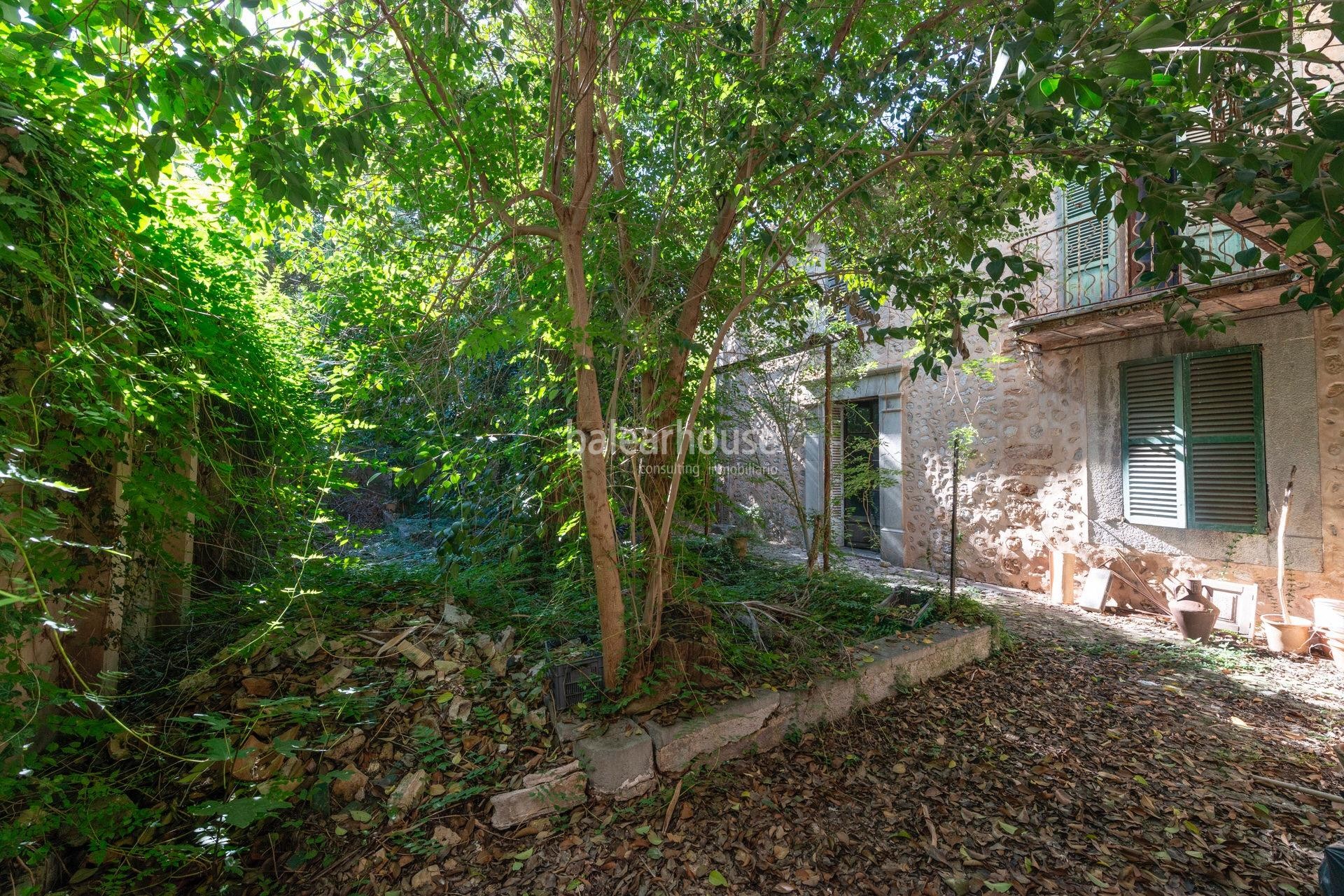 The splendor of history in this great house with spectacular mountain views in Sóller.