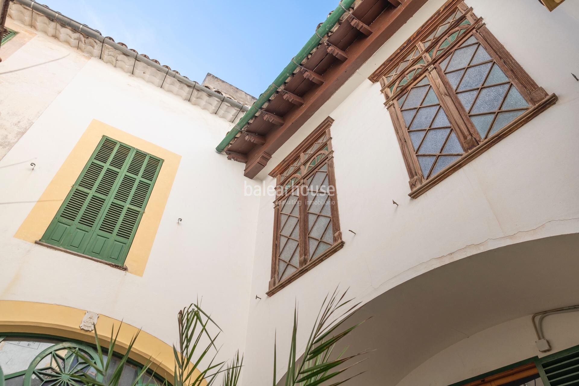 The splendor of history in this great house with spectacular mountain views in Sóller.