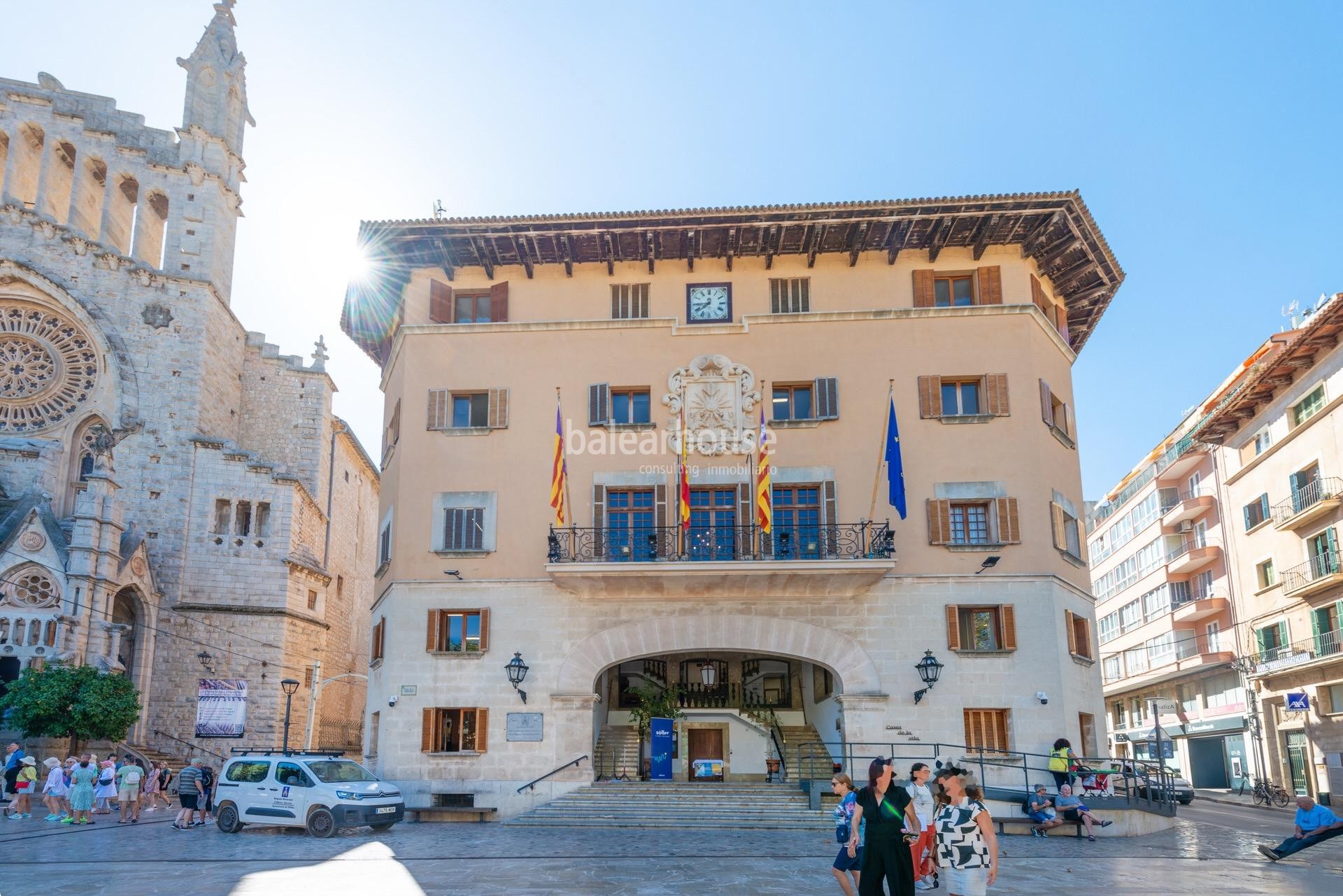 The splendor of history in this great house with spectacular mountain views in Sóller.