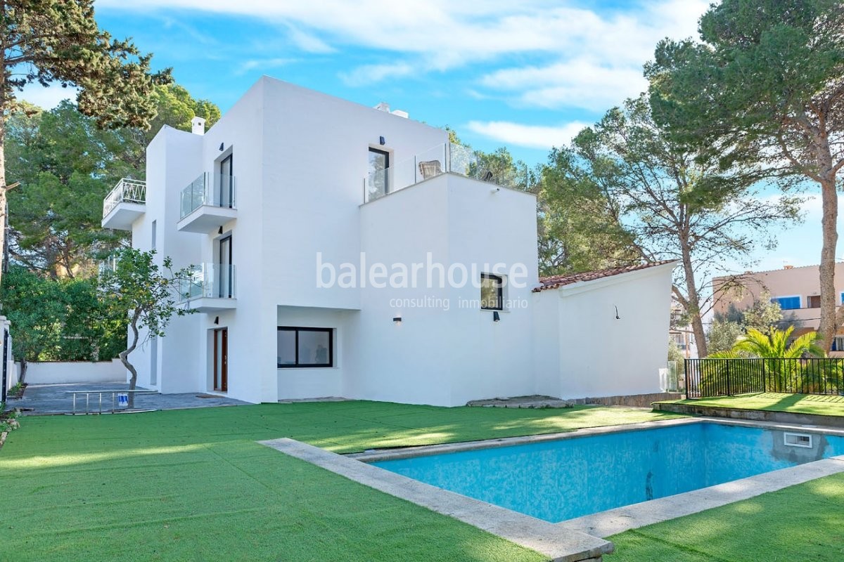 Estética moderna y luz en este gran chalet recién reformado junto al mar en Palmanova.