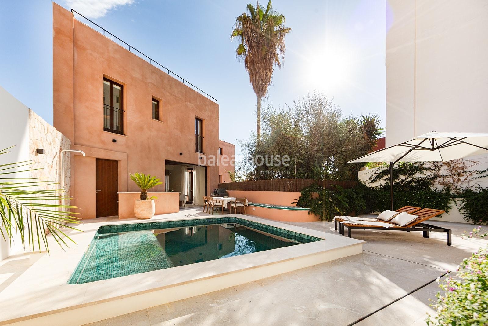 Modern, newly built, south facing duplex with garden, swimming pool and solarium with sea views.